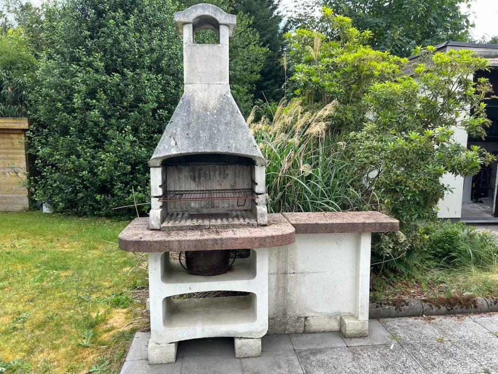 Oerdegelijke barbecue in beton, Ophalen, Zo goed als nieuw