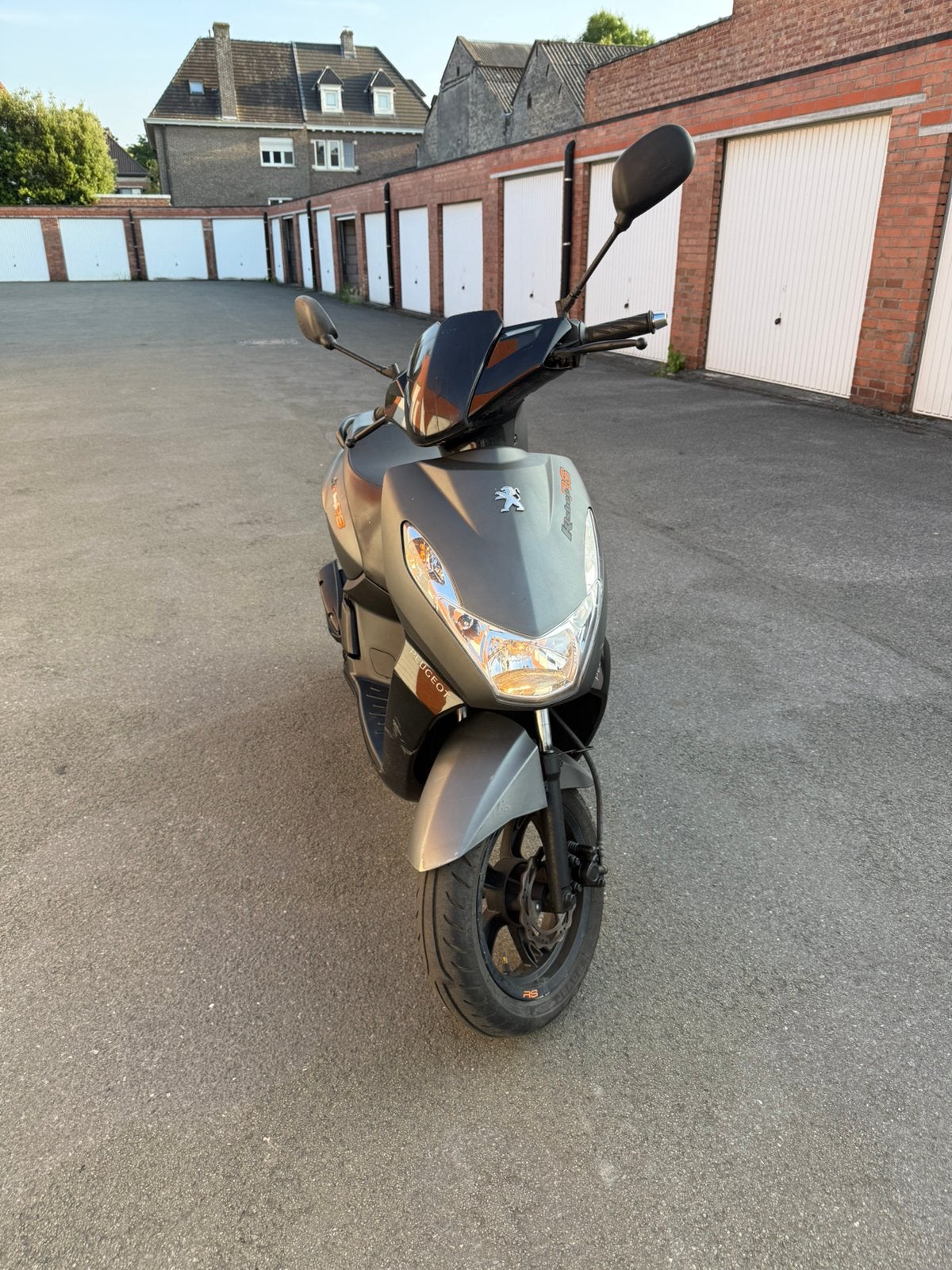 Peugeot kisbee A klasse, Fietsen en Brommers, Ophalen, Zo goed als nieuw