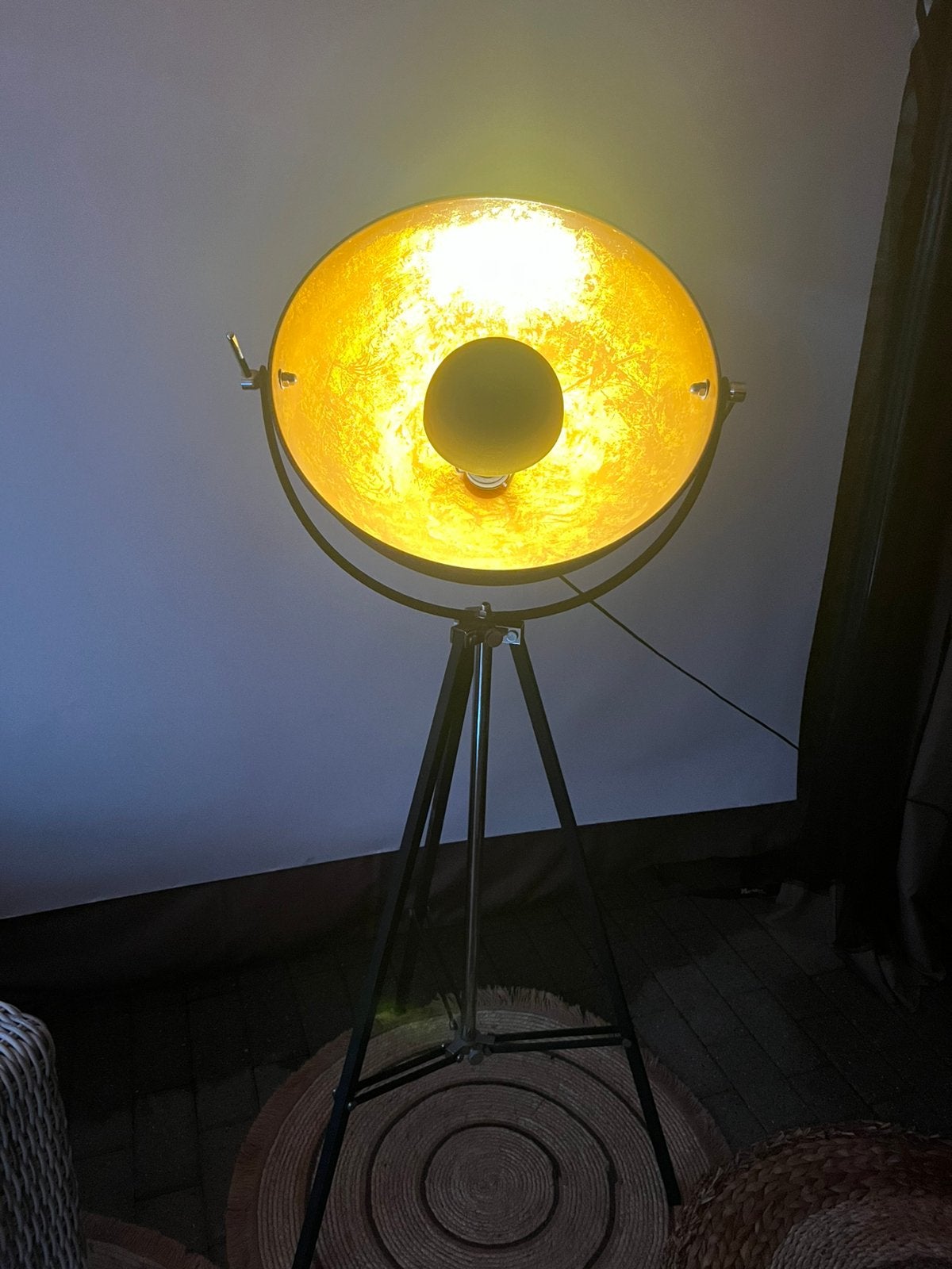 Grote vloerlamp met driepoot en gouden kap, Ophalen, Zo goed als nieuw