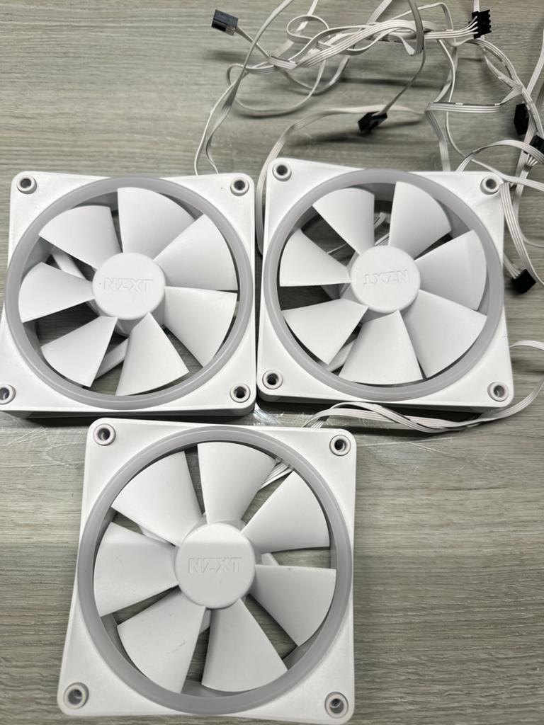 NZXT F120 RGB Wit - Set van 3 inclusief RGB & Fan Controller, Computers en Software, Computerkoelers, Ophalen of Verzenden, Zo goed als nieuw