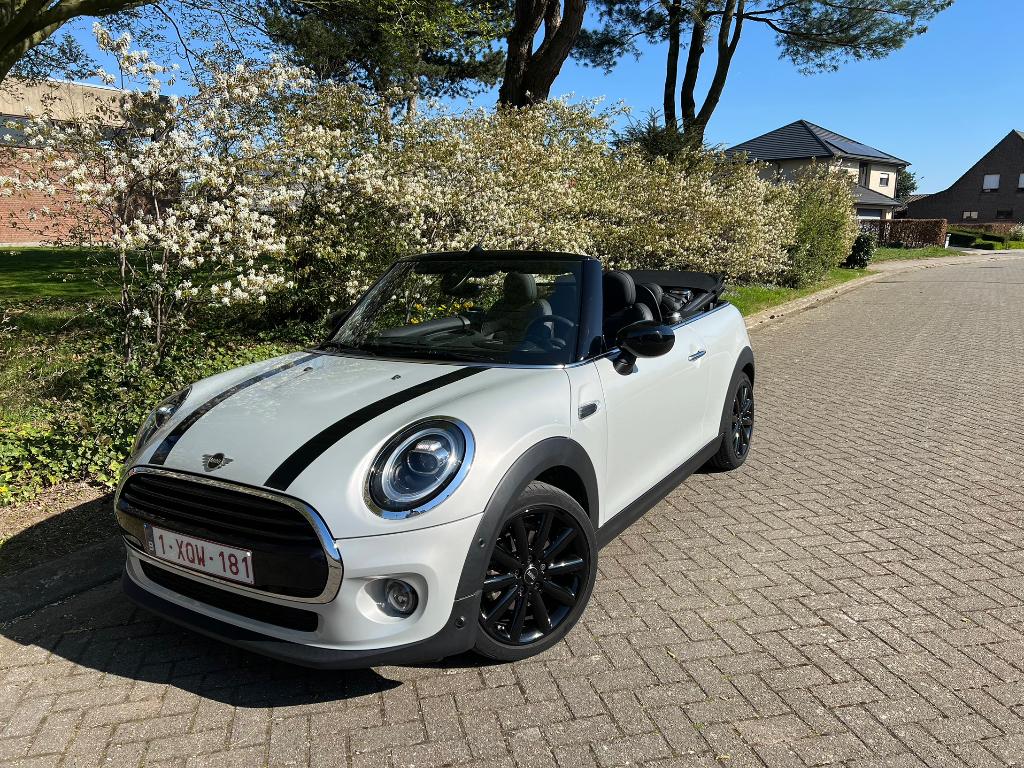 Silver white Mini Cooper cabrio uitzonderlijk goed bewaard, Auto's, 4 zetels, Cabriolet, Bedrijf, Handgeschakeld