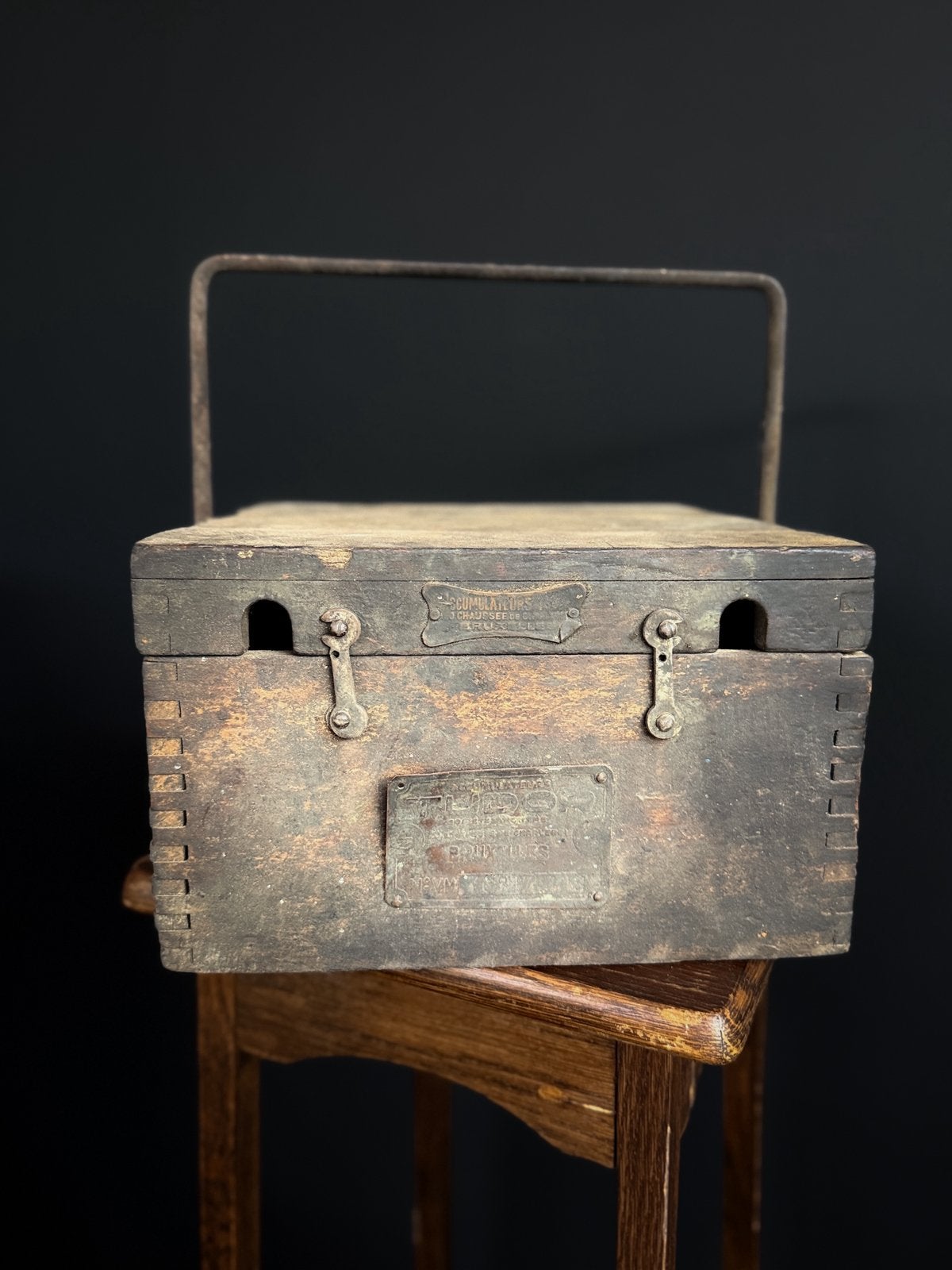 Antieke Tudor accu-kist – Brussel – industrieel vintage, Enlèvement ou Envoi