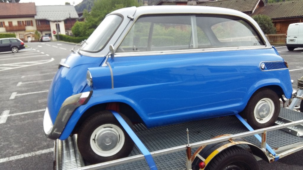 Isetta 600 et Chevrolet Impala, foto 2