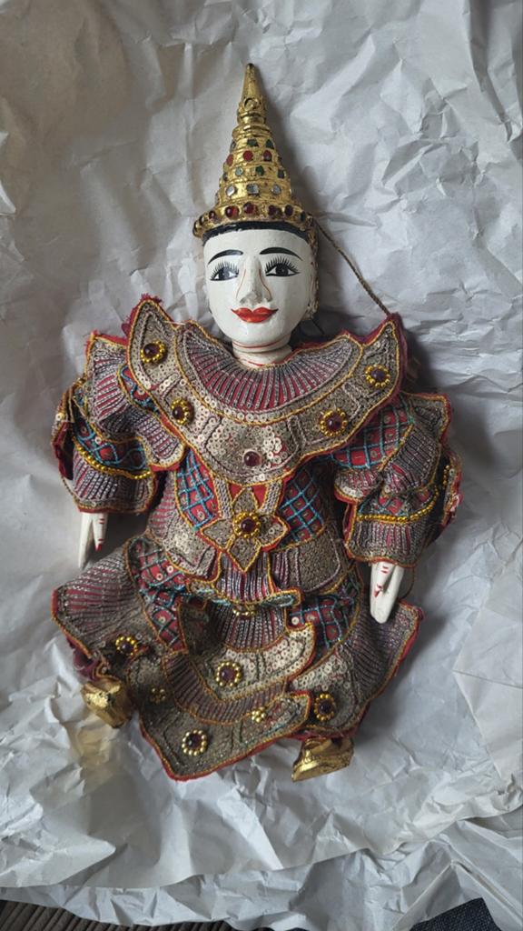Ancienne marionnette de théâtre birmane 'Prince Minthar' ver, Enlèvement