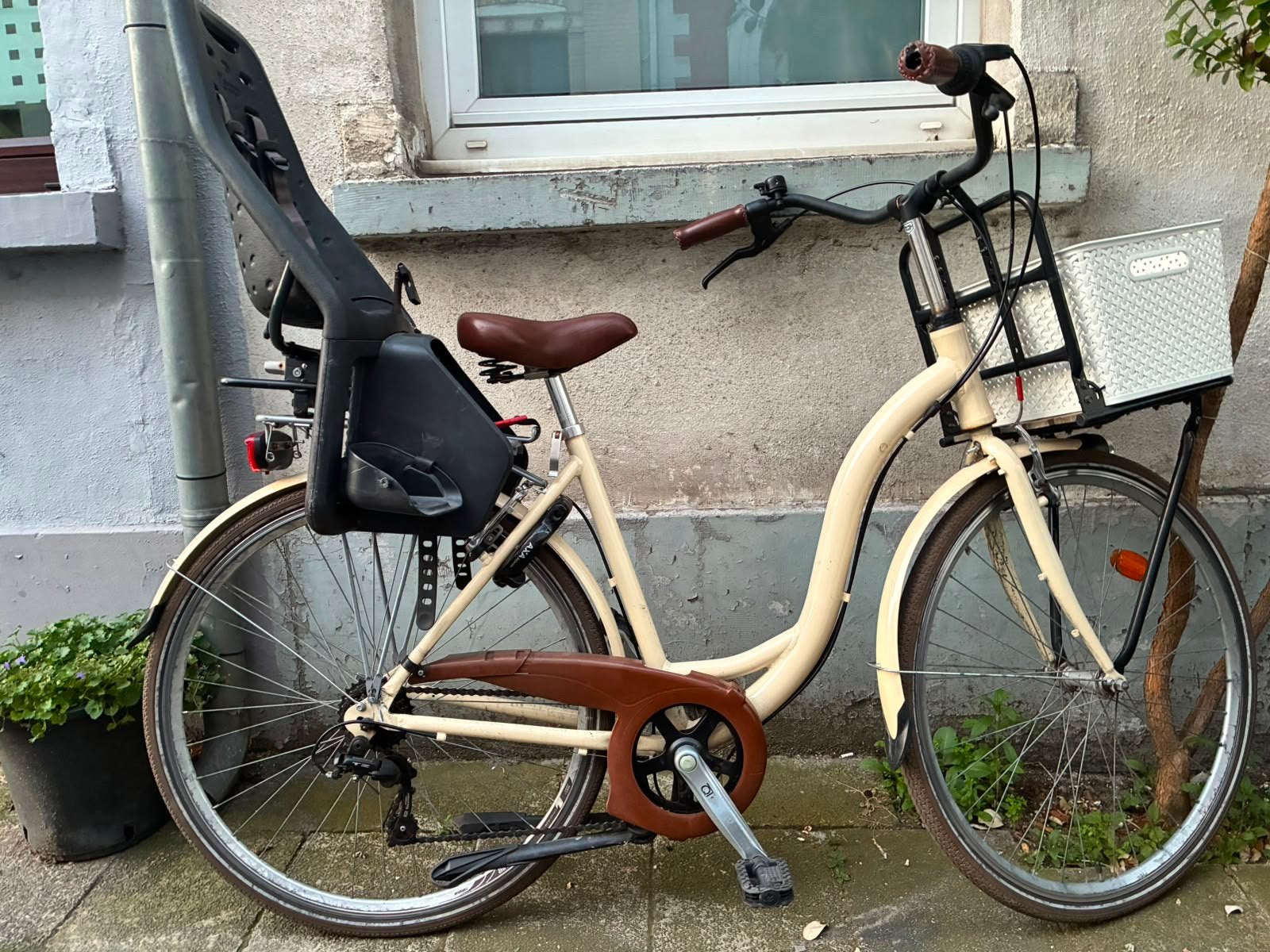 Witte damesfiets (zonder kinderstoeltje), Fietsen en Brommers, Ophalen, Zo goed als nieuw