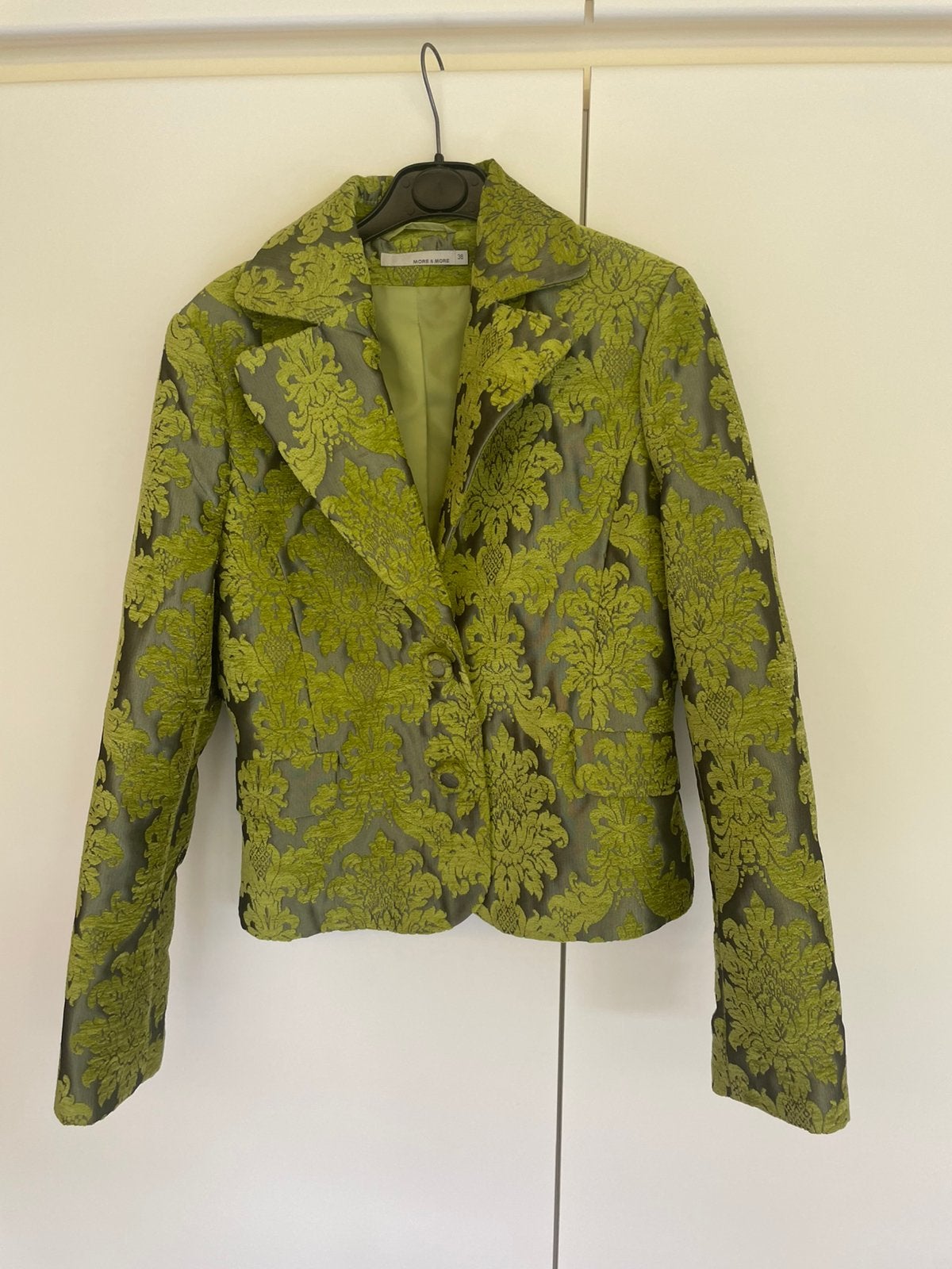 Prachtig nieuw jasje 38, Kleding | Dames, Jasjes, Kostuums en Pakken, Maat 38/40 (M), Nieuw, Ophalen of Verzenden, Jasje