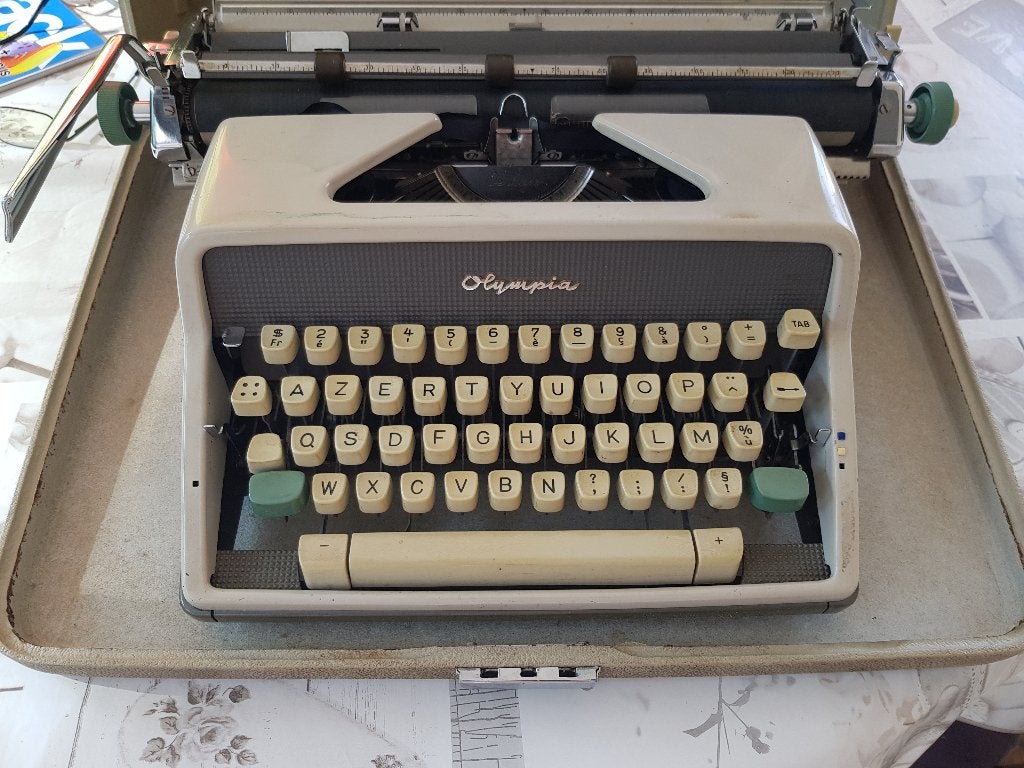 Mechanische schrijfmachine Olympia in goede staat, Ophalen, Gebruikt