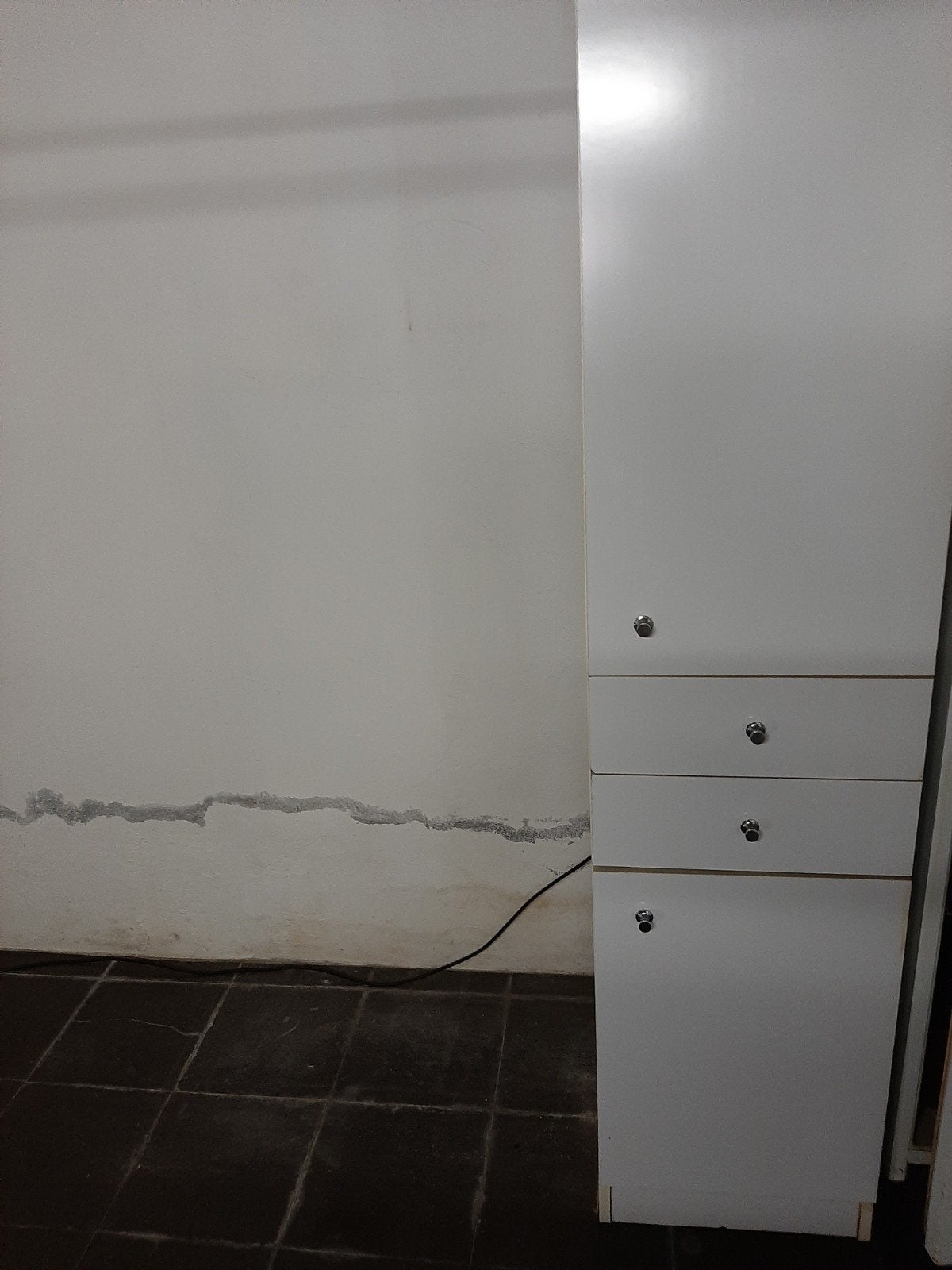 Hoge smalle kast, Ophalen