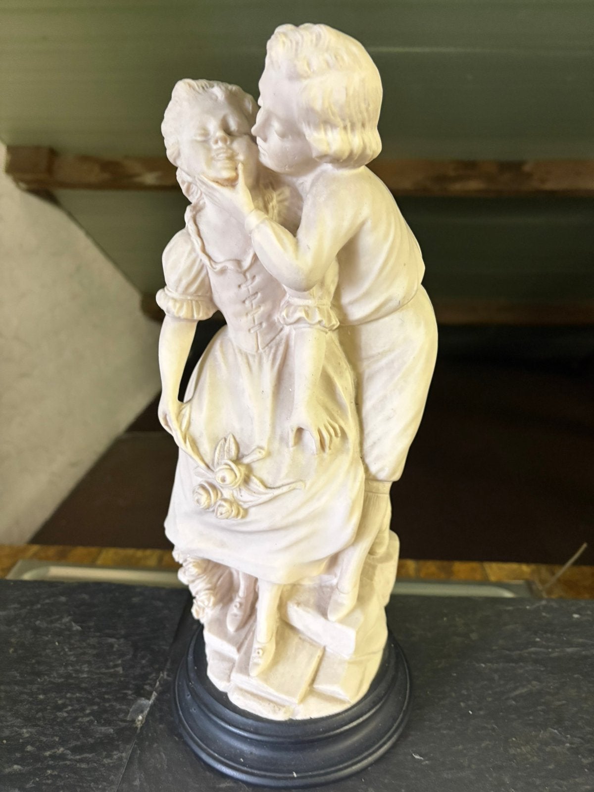 Vintage zwaar albastlook beeld – Kussend kinderpaar – 38 cm, Enlèvement, Classique, Statue