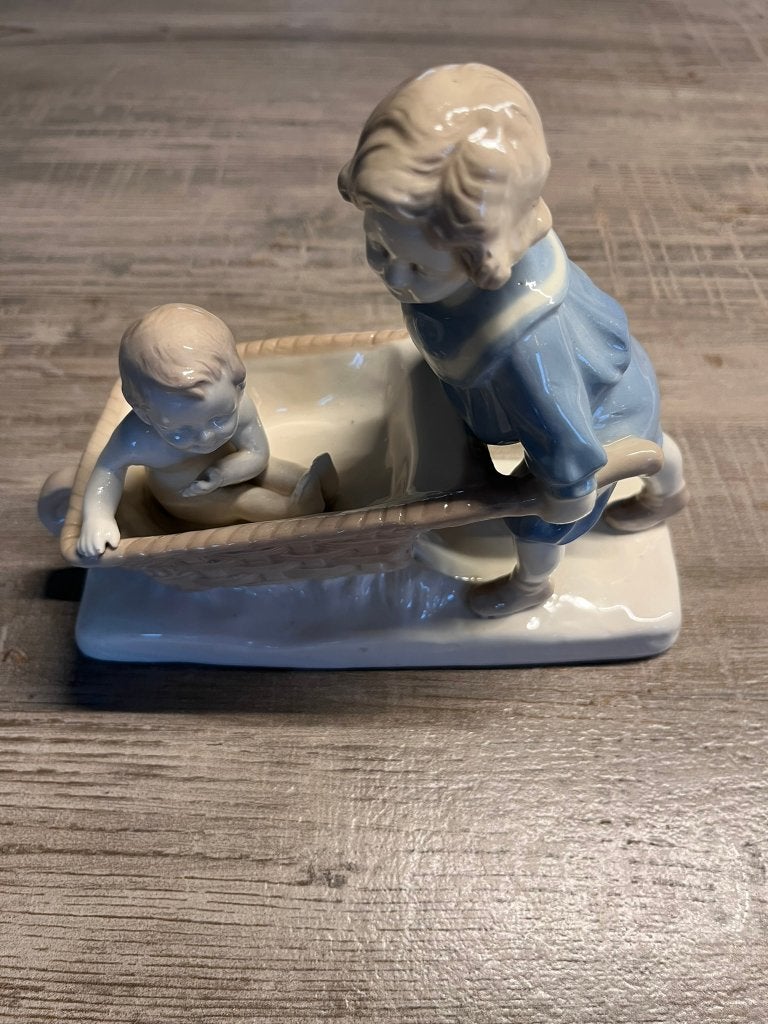 Groupe en porcelaine — enfant jouant avec une poussette bébé, Antiquités & Art, Enlèvement ou Envoi
