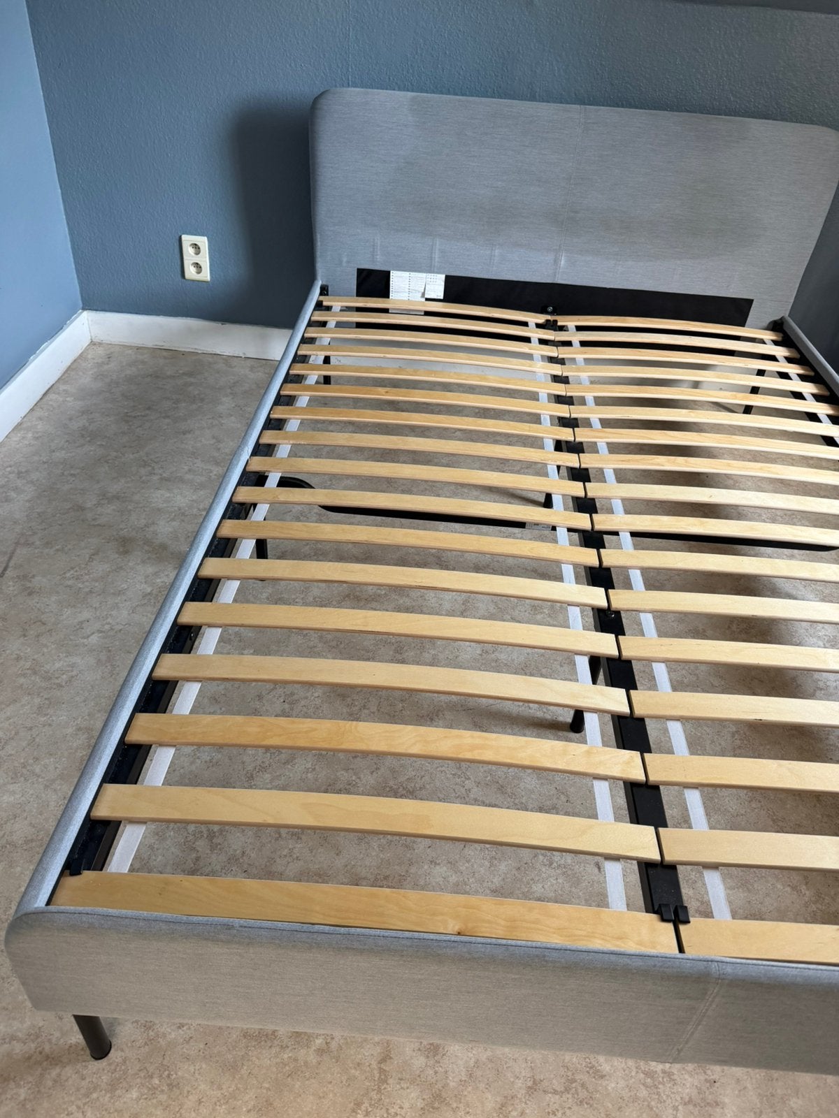 Gewatteerd bedframe 140x200, Huis en Inrichting, Slaapkamer | Bedden, Tweepersoons, Zo goed als nieuw, 200 cm, Grijs