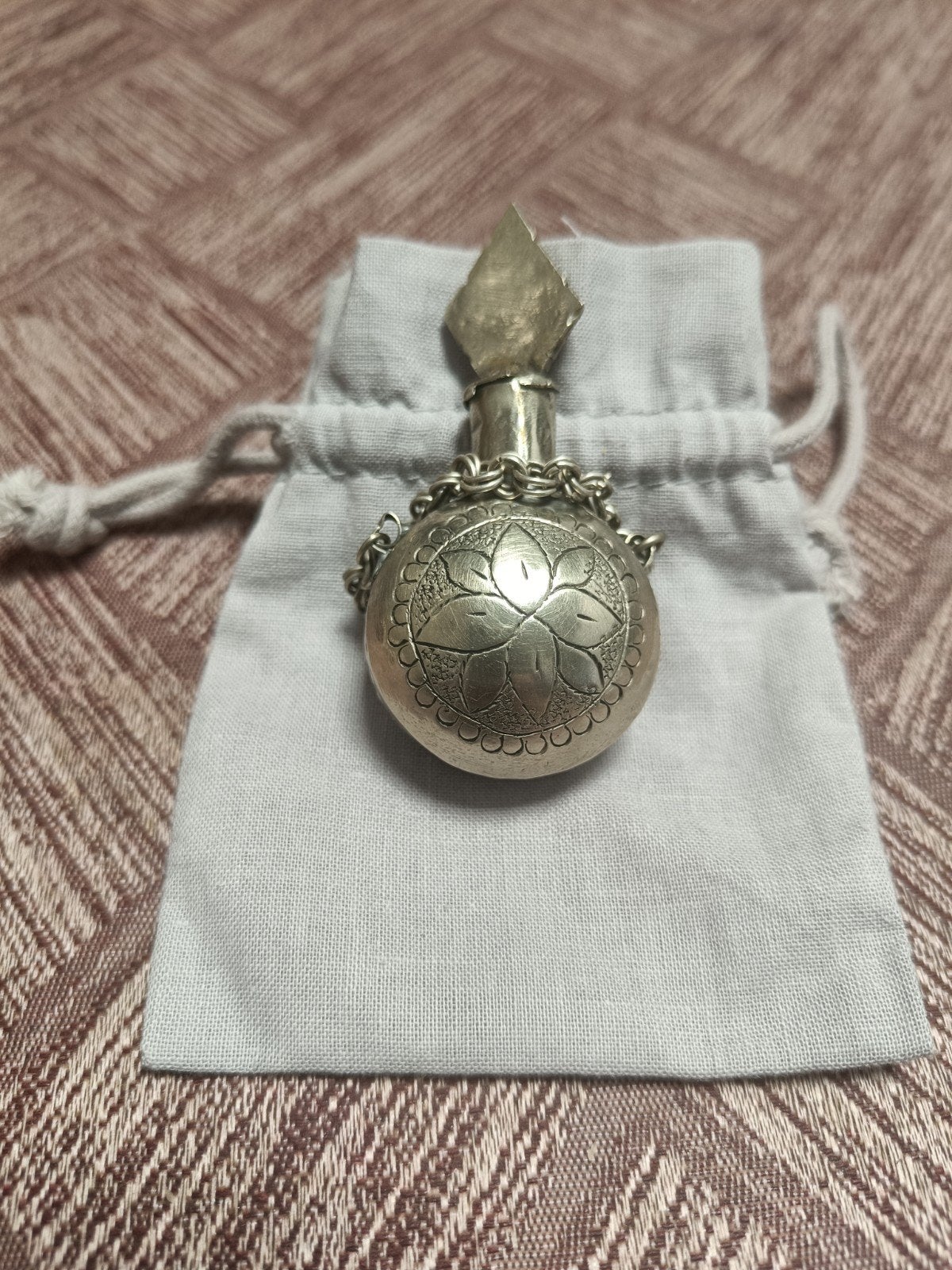 oud zilver parfum flesje met ketting en bewerkt, Collections, Parfums, Enlèvement