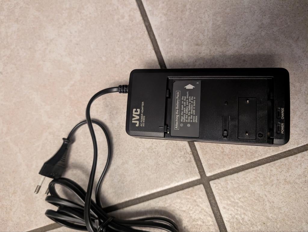 JVC ACCULADER AA-V3EG  AC POWER ADAPTER, Audio, Tv en Foto, Opladers, Ophalen of Verzenden