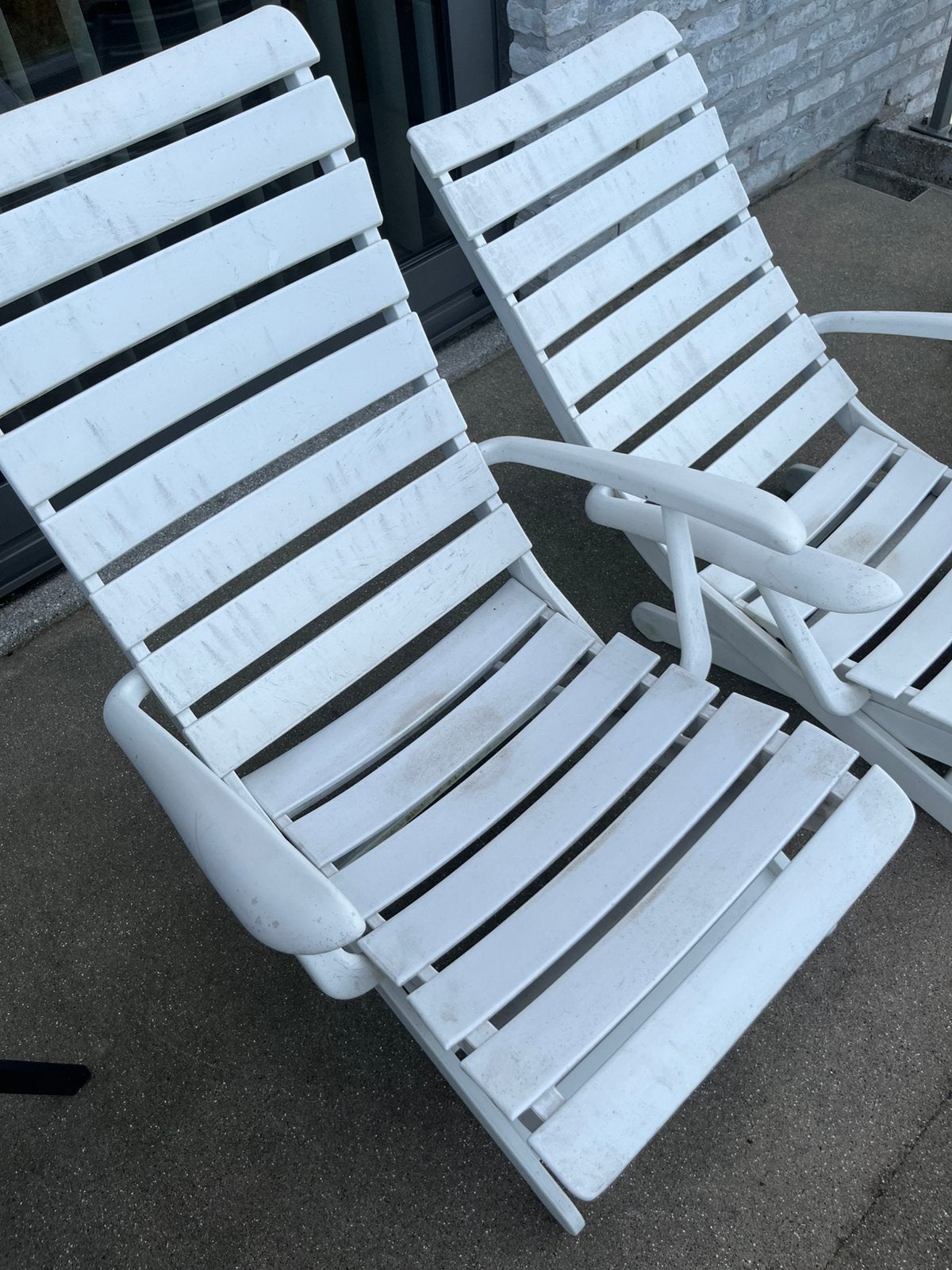 Witte ligstoelen in kunststof, Ophalen, Gebruikt