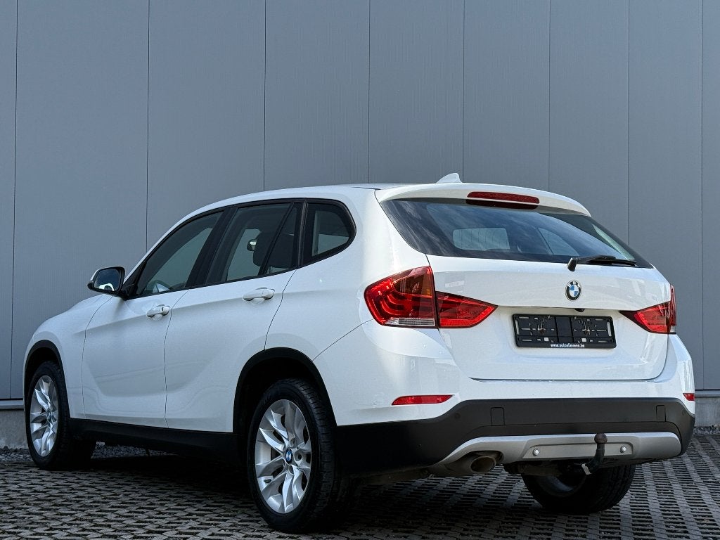 BMW X1 2.0 dA sDrive18 Xenon Camera Cruise Navi DigAirco, Auto's, Euro 5, 1995 cc, Zwart, Wit