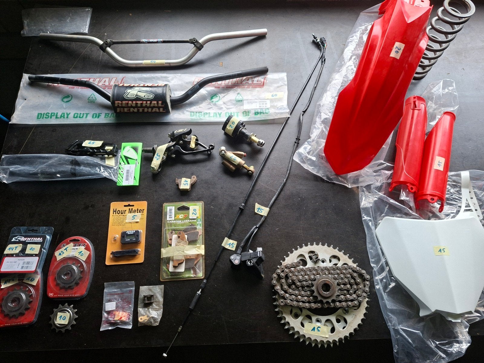 Pièces pour Honda CRF 450R 
Les prix sont indiqués sur la ph, Motos, Enlèvement ou Envoi
