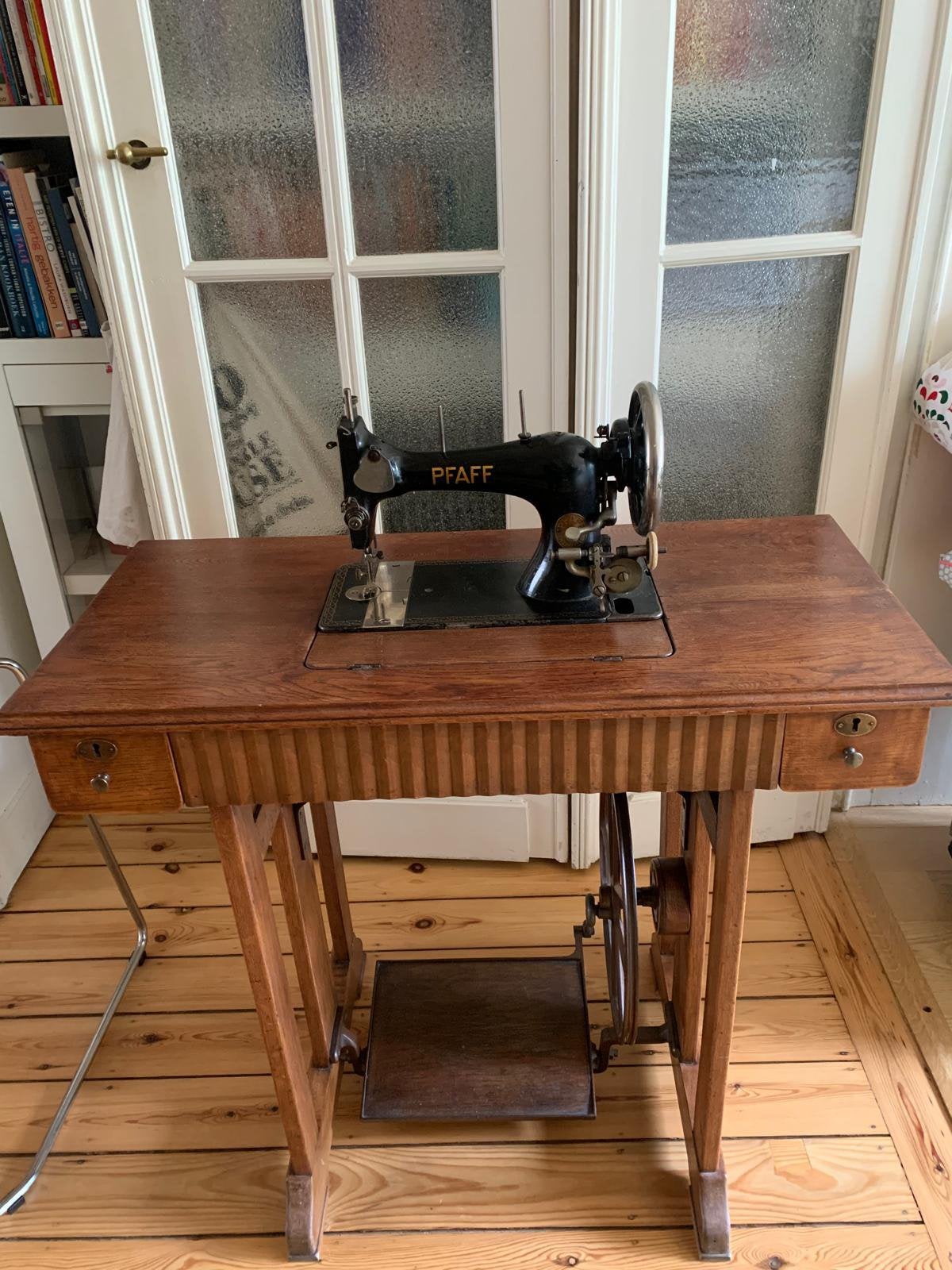 Tafel met naaimachine, Antiek en Kunst, Antiek | Naaimachines, Ophalen