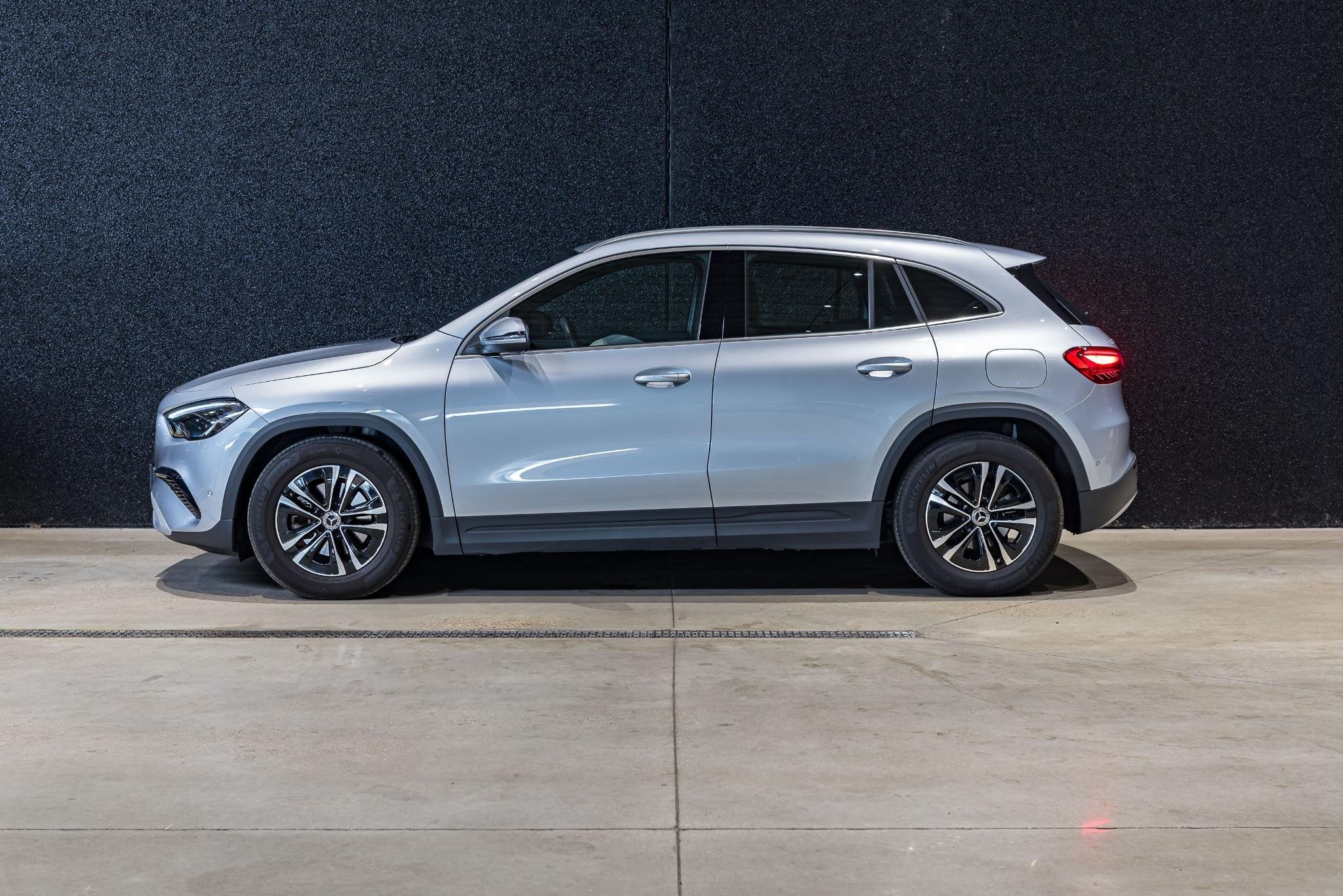 Mercedes-Benz GLA GLA 180 Business Line CAMERA | CARPLAY | Z, Auto's, Stof, Gebruikt, Zwart, 4 cilinders