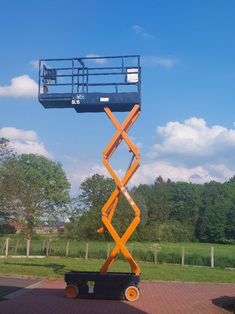 Schaarlift hoogtewerker Snorkel SL 15 in zeer goede staat, Zakelijke goederen, Machines en Bouw | Liften, Steigers en Ladders