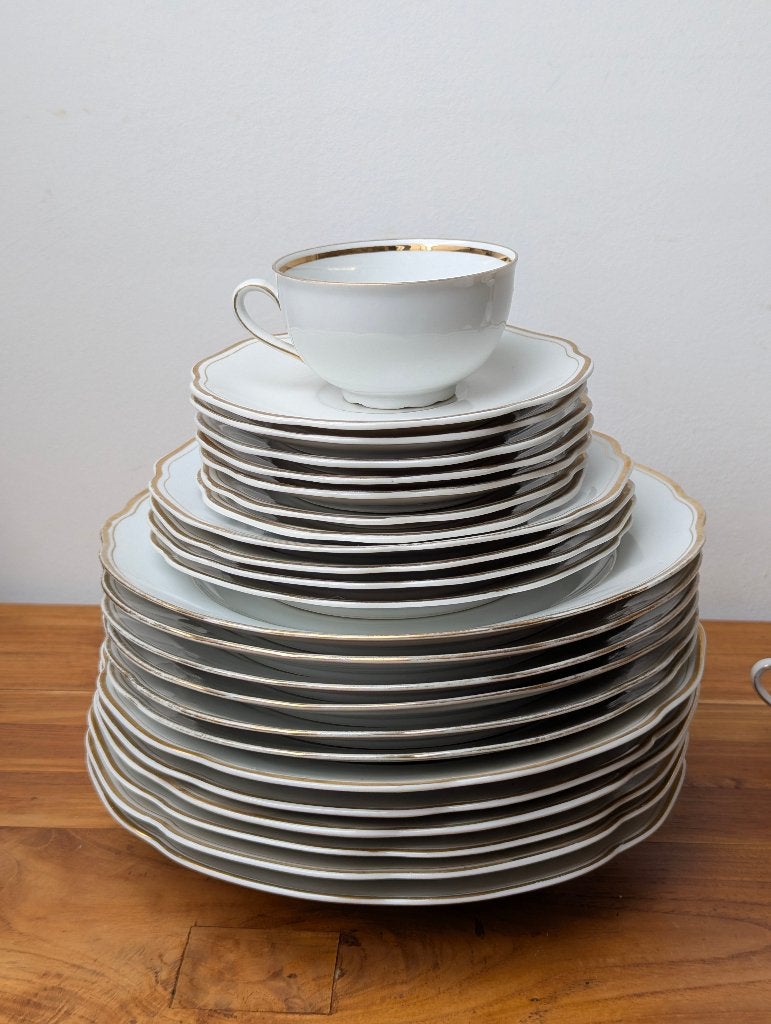Vaisselle vintage en porcelaine - blanche avec bordure dorée, Assiettes(s), Vintage, Enlèvement, Utilisé