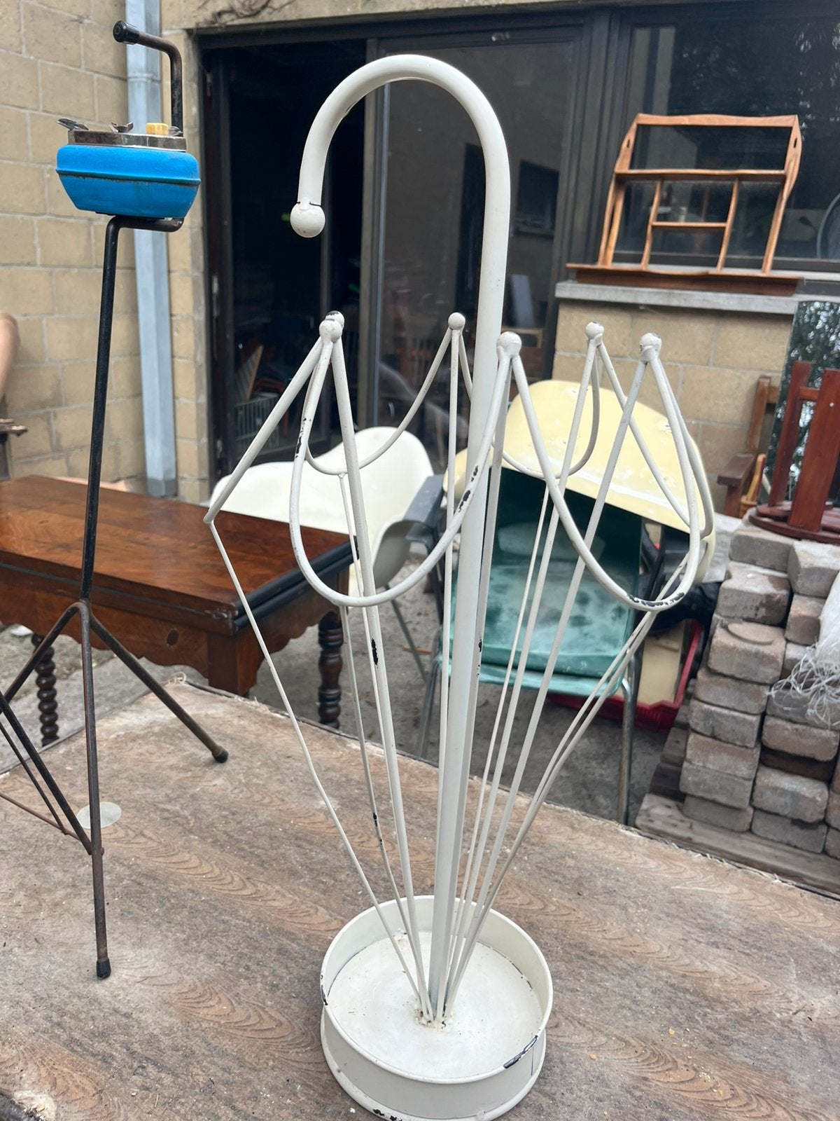 Boîte à parapluies en métal du siècle, Enlèvement