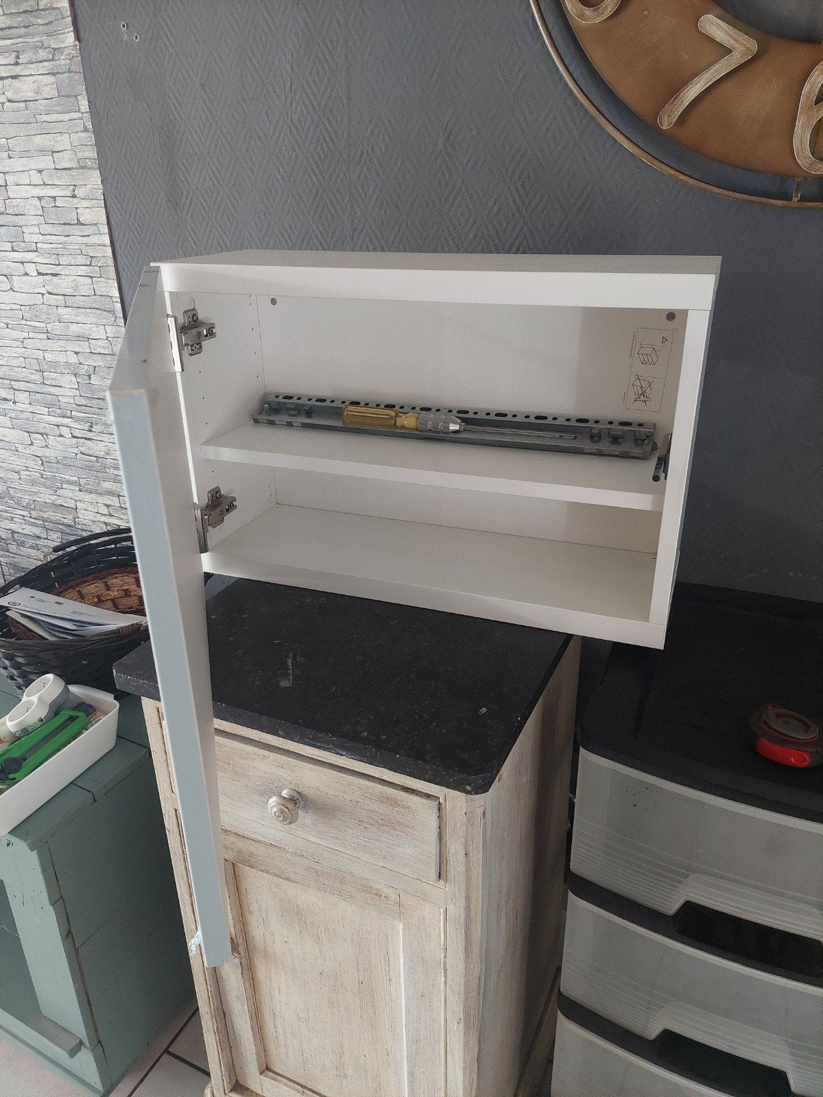 Petit meuble besta blanc complet de fixation  comme neuf