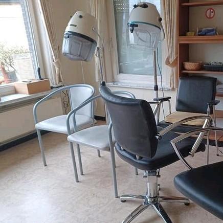 1 Hydraulische kappersstoel+ 2 gewone stoelen, en droogkap, Ophalen