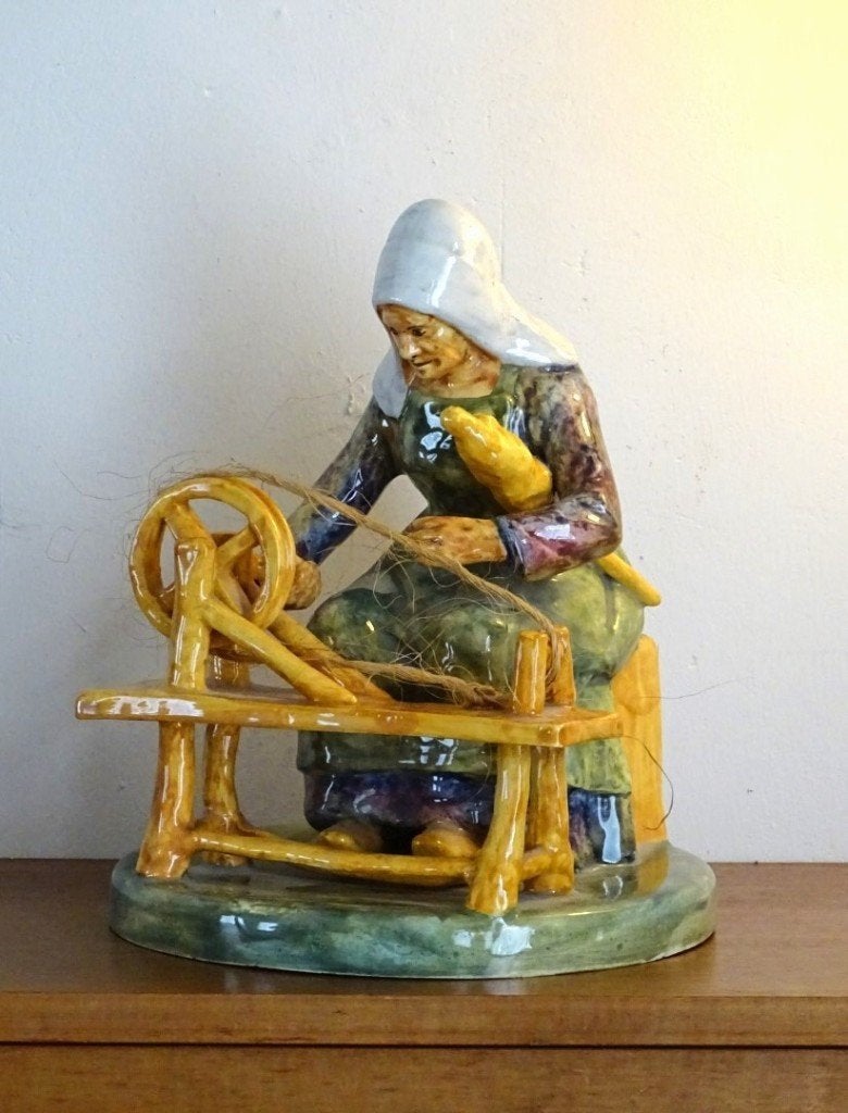 Beeld Géo Martel Vrouw aan Spinnewiel Majolica Aardewerk, Ophalen