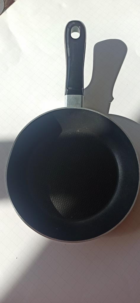 Petite poêle Tefal de 19 cm de diamètre avec un petit coup s, Enlèvement