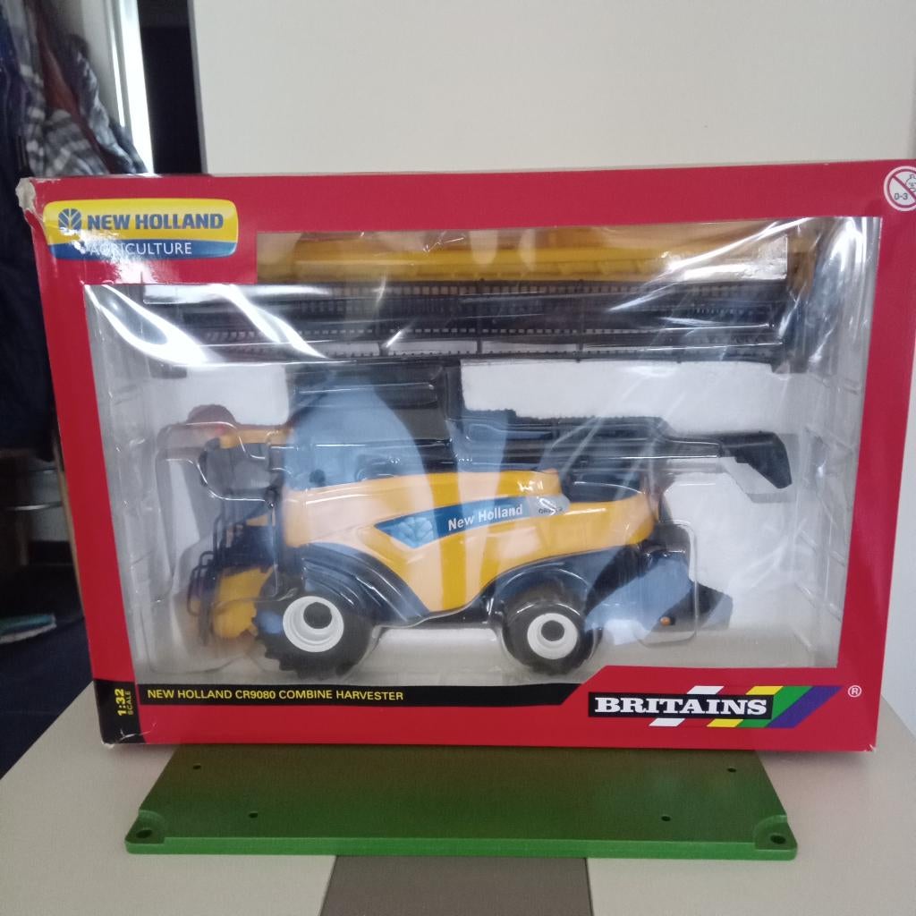 MOISSONNEUSE-BATTEUSE BRITAINS  NEW HOLLAND CR9080 --1/32, Envoi, Britains