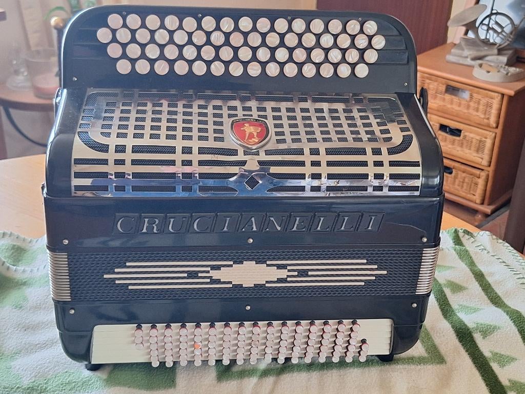 accordéon Crucianelli Do 1 (noir), Muziek en Instrumenten, Accordeons, Gebruikt, 96-bas, Met koffer, Knopaccordeon