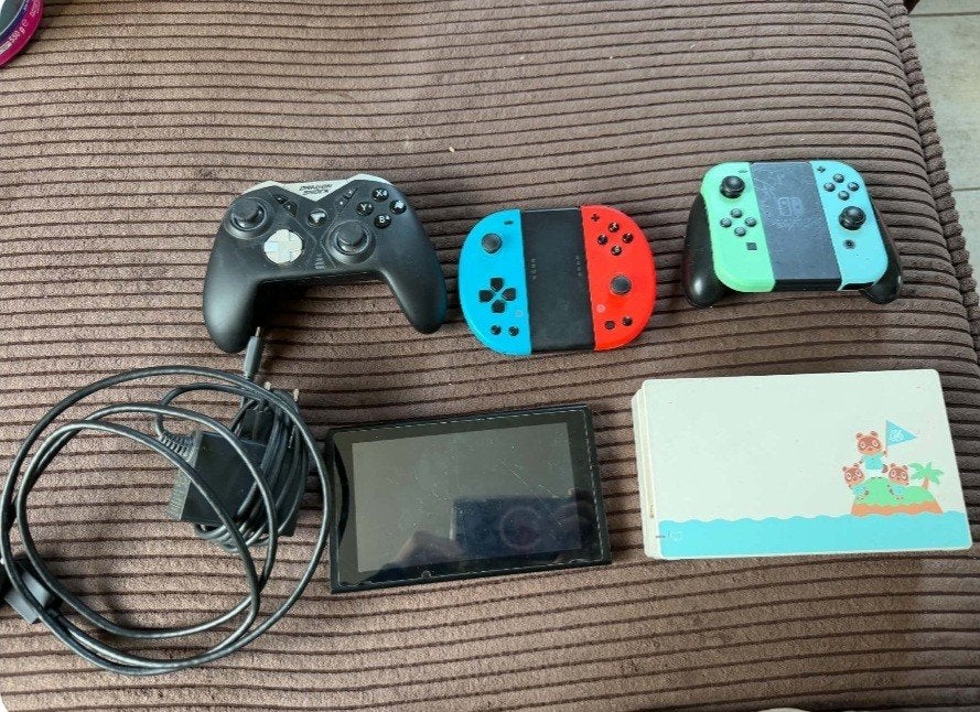 Ensemble Swuitch avec boite de recharge  et manettes, Consoles de jeu & Jeux vidéo, Enlèvement, Comme neuf
