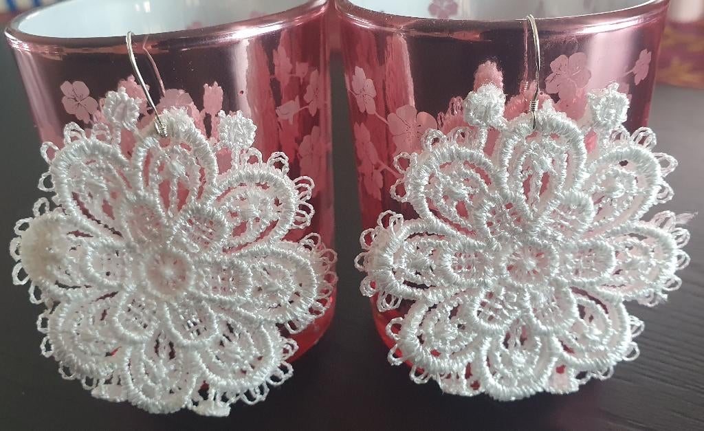 Kanten oorbellen ( 5,4 cm x 5,4 cm), Handtassen en Accessoires, Oorbellen, Ophalen of Verzenden, Nieuw, Wit, Hangers