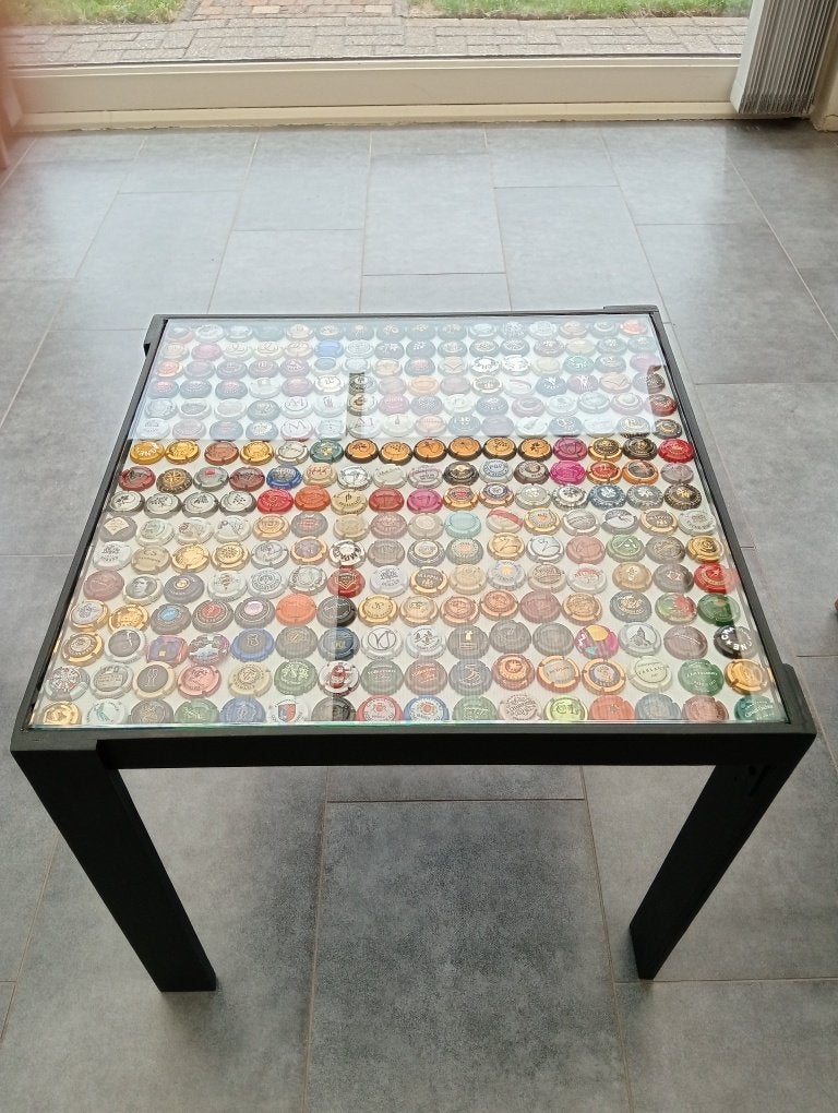 Champagnecapsules in tafeltje, Verzamelen, Retro, Ophalen