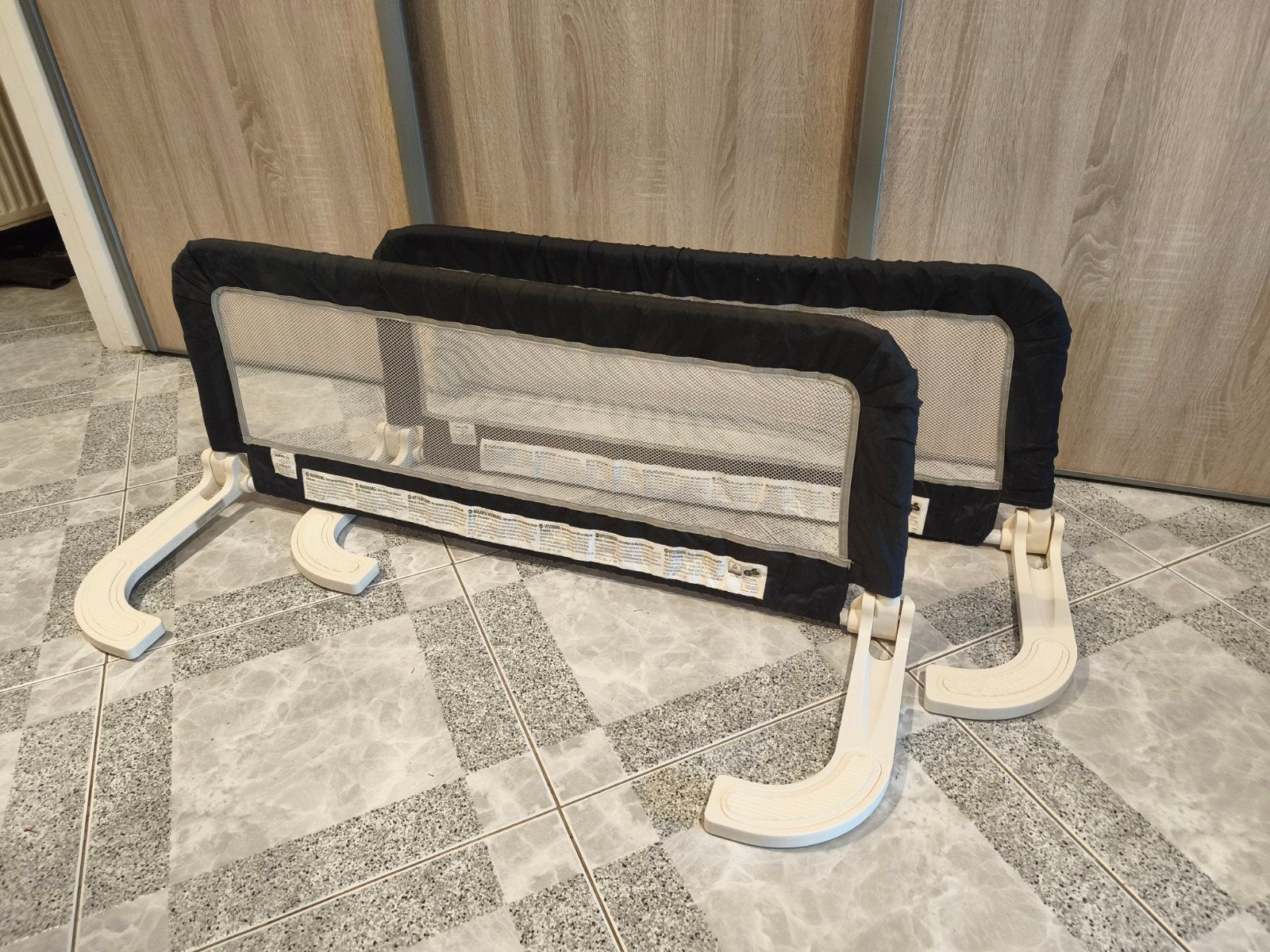 2 Safety 1st kinderbedhekken - set of individueel, Zo goed als nieuw, 115 cm of meer, Oprolhekje