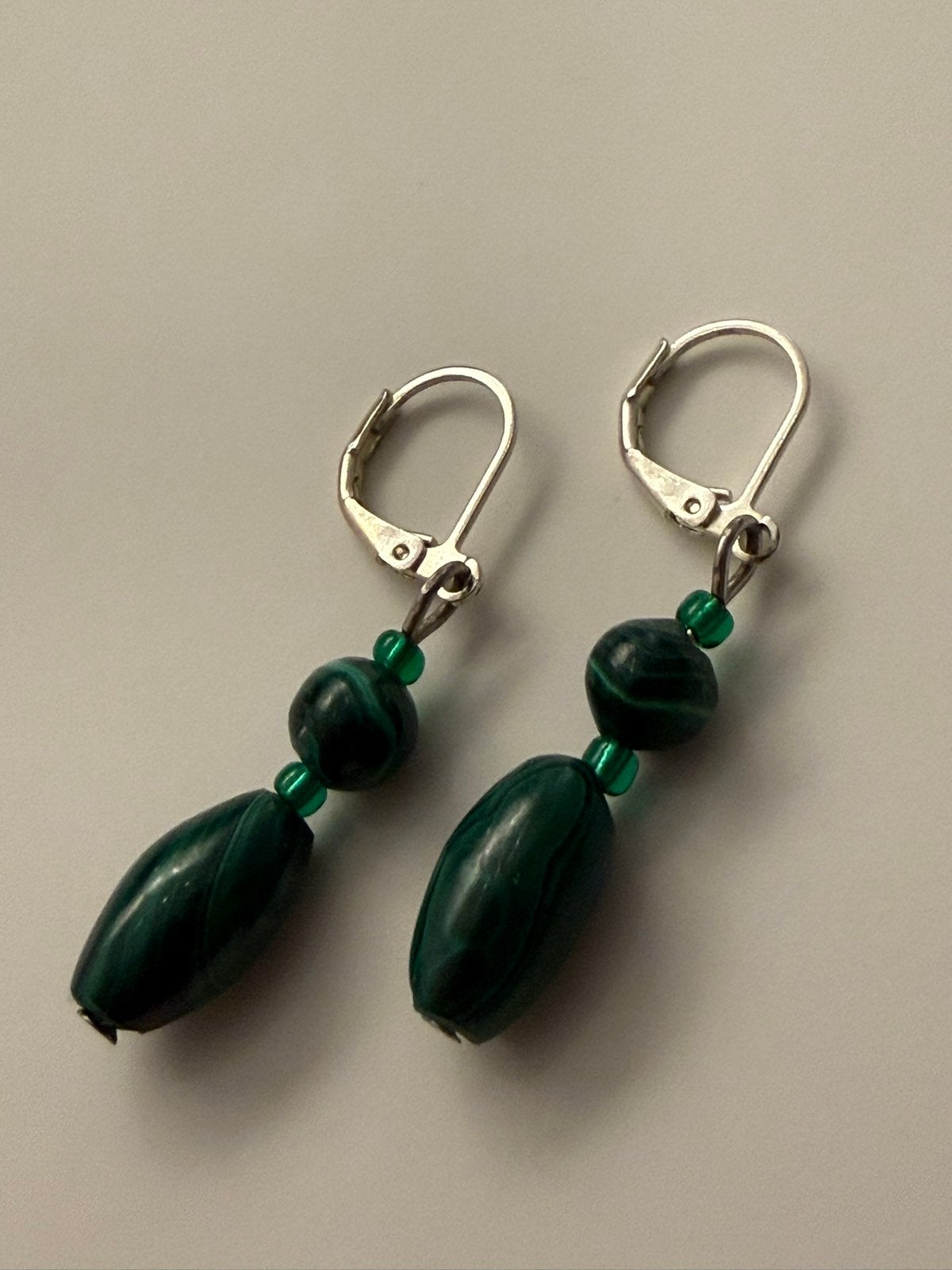 Oorbellen van natuurlijke malachiet, Handtassen en Accessoires, Oorbellen, Overige materialen, Hangers, Ophalen of Verzenden, Zo goed als nieuw