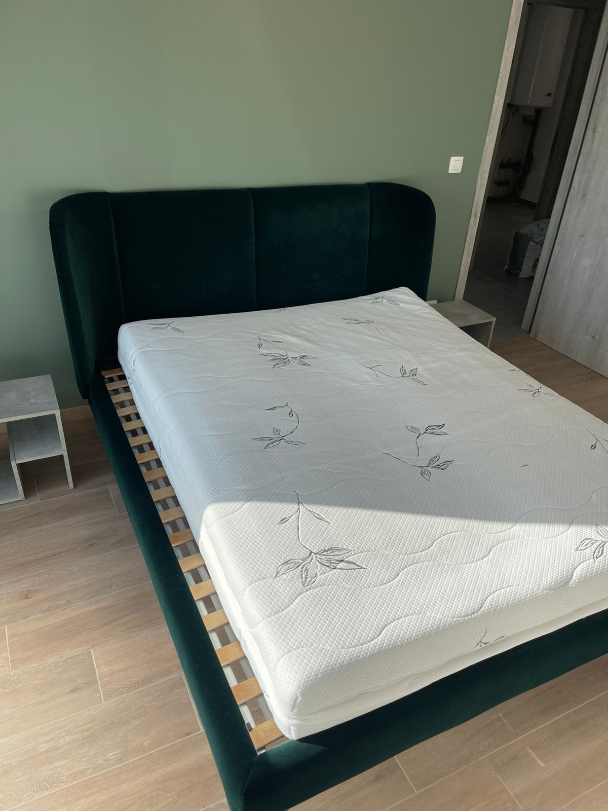 Lis IKEA, lit en velours vert, deux tables de nuit, matelas, Enlèvement, Comme neuf, Vert