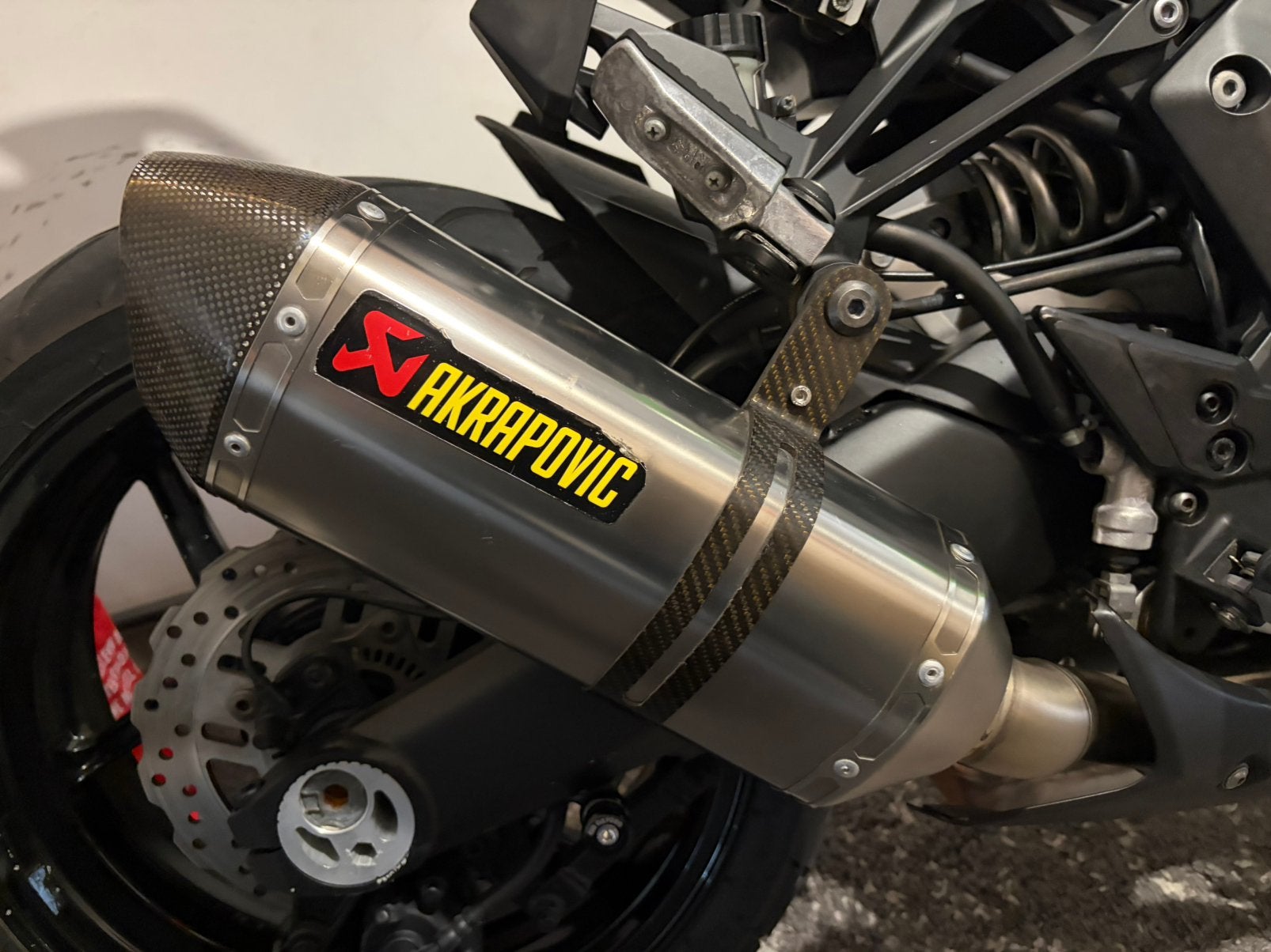 Z1000 sx Akrapovic dempers +beugels carbon, Motoren, Ophalen of Verzenden, Nieuw
