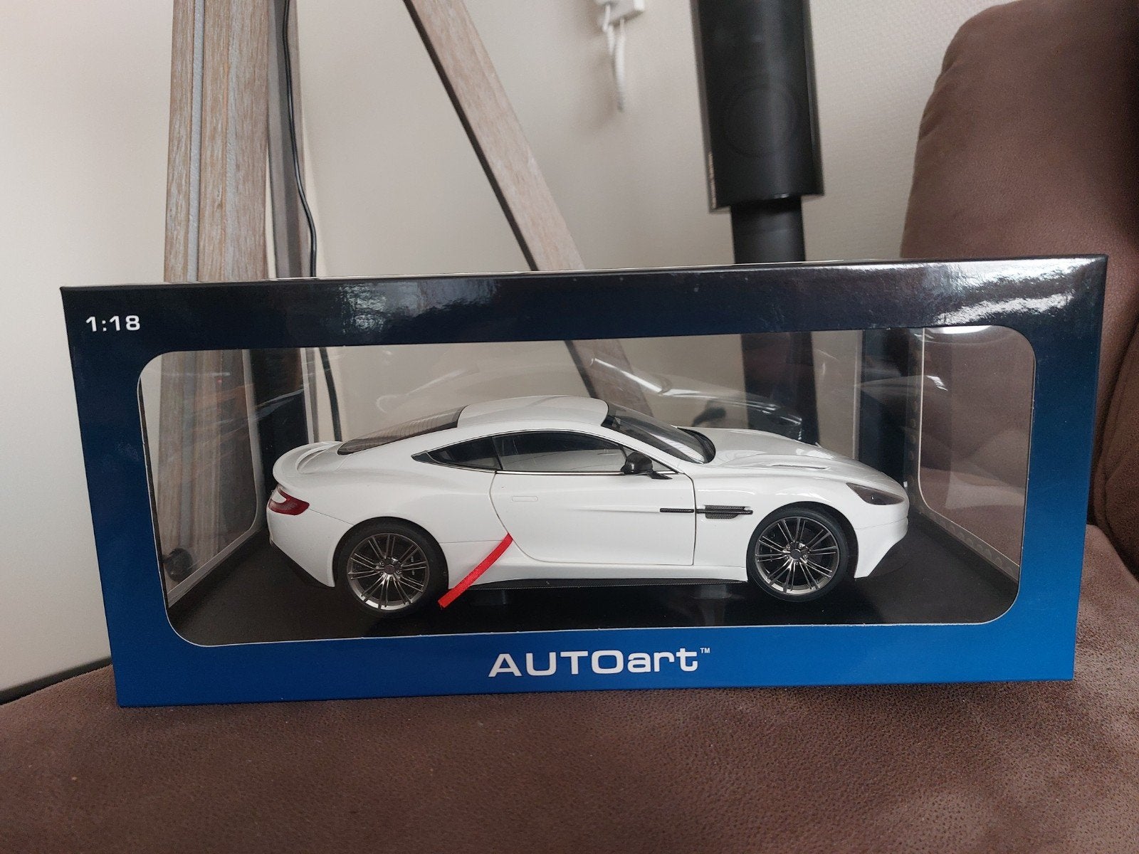 Autoart 70250 1/18 Aston Martin Vanquish wit, Ophalen of Verzenden, Nieuw, Auto, Autoart