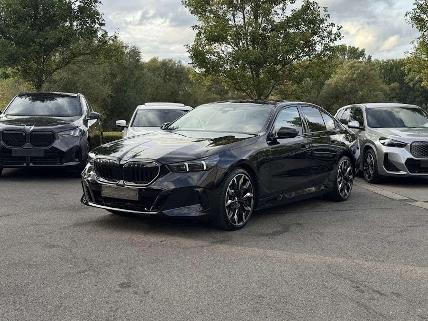 BMW 530e xDrive sedan FULL OPTION / INTEGR STEER / BOWERS&WI, Auto's, Gebruikt, 4 cilinders, Zwart, Hybride Elektrisch/Benzine