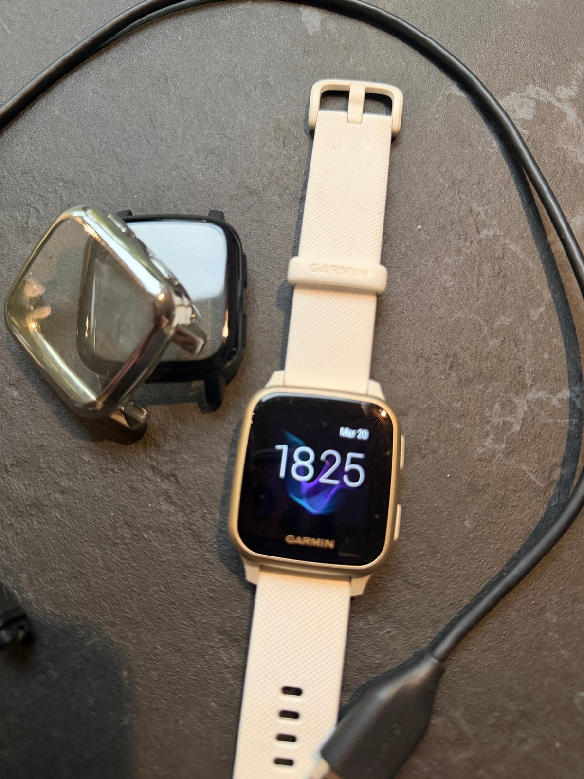 Montre connectée Garmin Venu Sq 2 - blanche/dorée, Bijoux, Sacs & Beauté, Enlèvement ou Envoi, État, Comme neuf, Blanc
