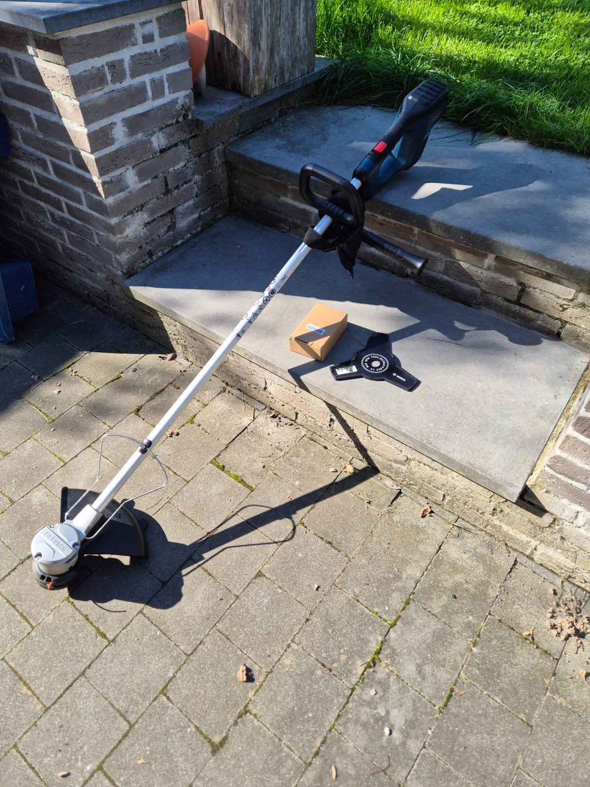 Bosch PRO 18V débroussailleuse sans-fil GFR 18V-23, Comme neuf, Enlèvement, 10 à 30 cm, Batterie