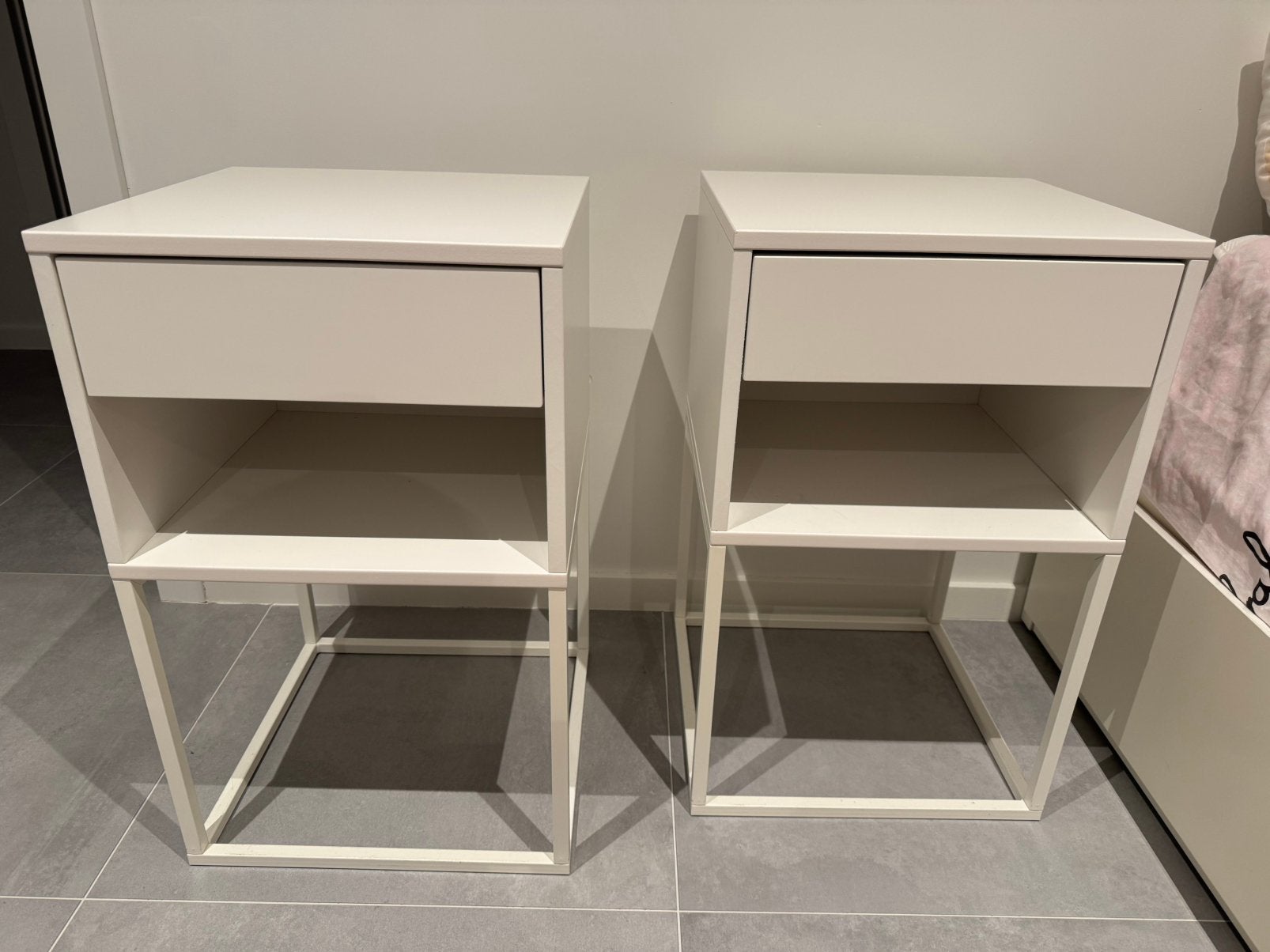 Vikhammer ikea wit 2 nachtkastjes, Huis en Inrichting, Ophalen, Zo goed als nieuw