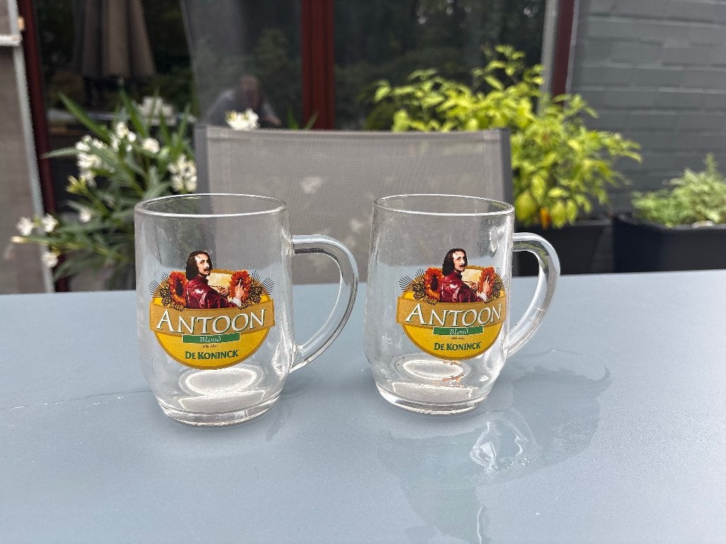 2 Bierglazen - Antoon, Verzamelen, Ophalen of Verzenden, Zo goed als nieuw, Glas of Glazen, De Koninck