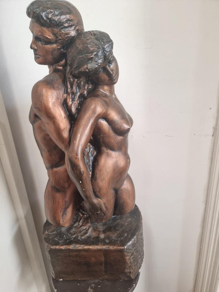 Liefde en Vrindscap mooie kunstbeeld Man en Vrouw, Ophalen, Overige onderwerpen, Gips, Gepatineerd