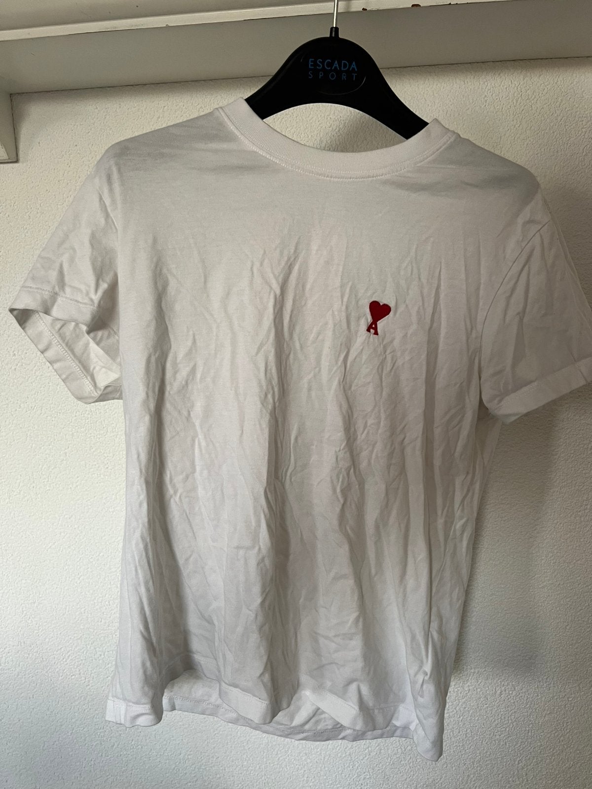 T-shirt blanc AMI Paris avec logo en forme de cœur rouge, Vêtements | Hommes, T-shirts, Envoi, Porté, Blanc