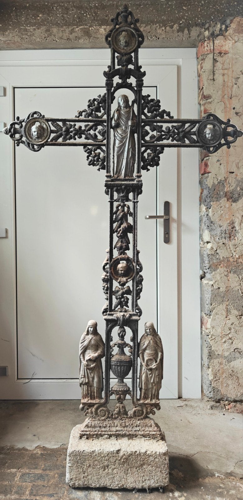 Gietijzeren kruis / 173cm x 96cm., Antiek en Kunst, Antiek | Religieuze voorwerpen, Ophalen