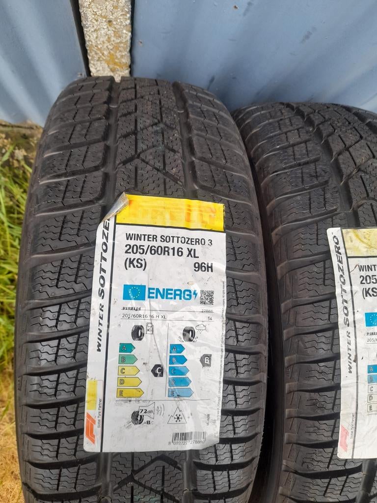 2 pneus Pirelli 205 60 16 neufs, Enlèvement