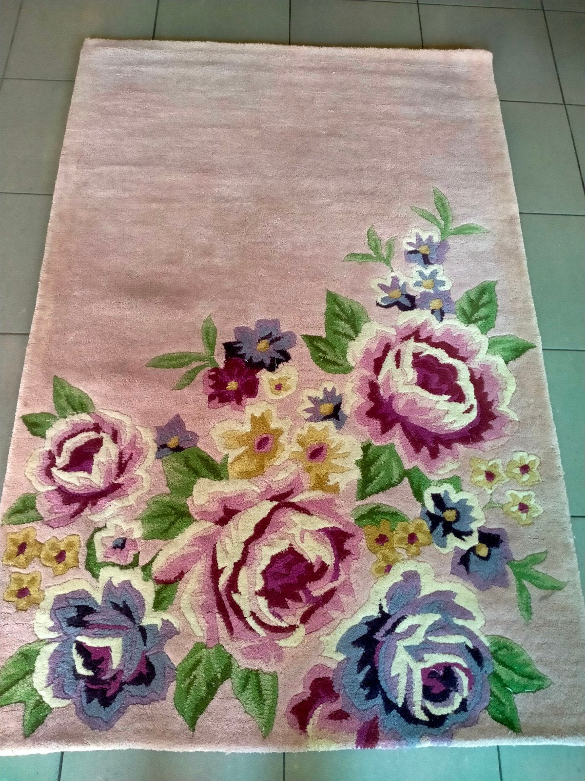 pastelkleurig "dik" tapijt met bloemen, Huis en Inrichting, Stoffering | Tapijten en Vloerkleden, Ophalen, Rood