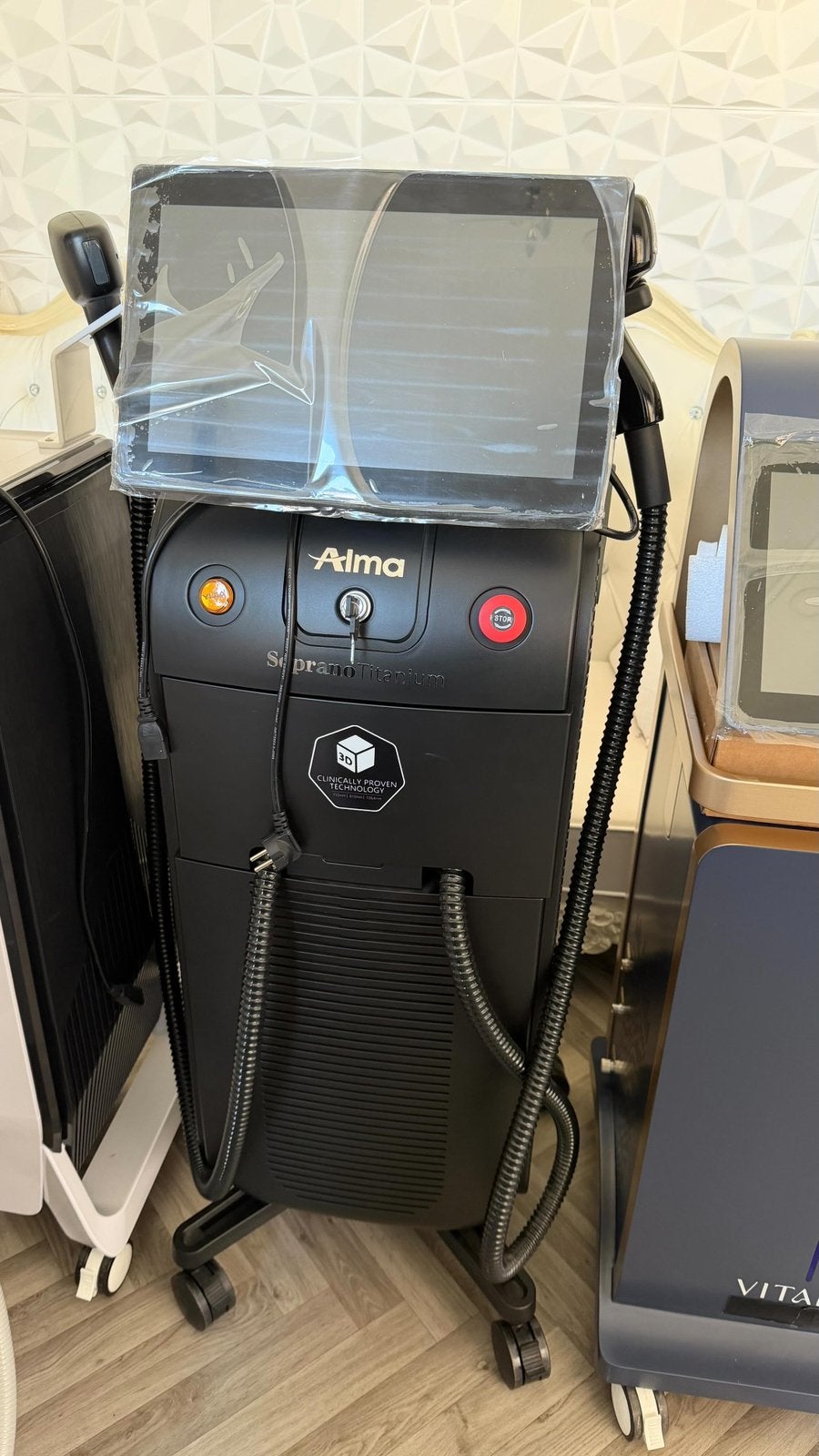 Machine laser diode a vendre Soprano titanium epilation, Bijoux, Sacs & Beauté, Beauté | Soins du corps, Enlèvement, Comme neuf